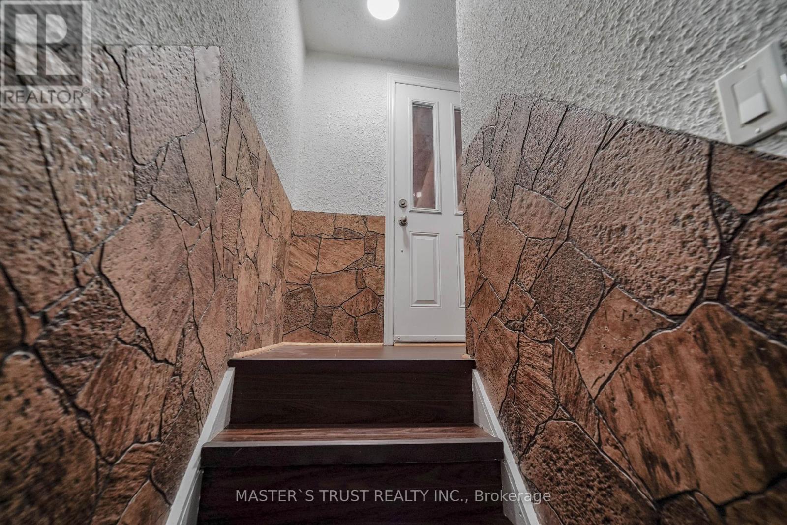 Photo 5 of 10 Valerie Road, Toronto ON