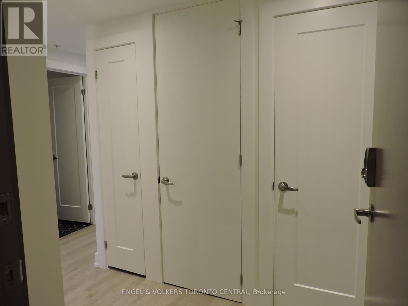 Photo 5 of 4 1557 Bloor Street W, Toronto ON