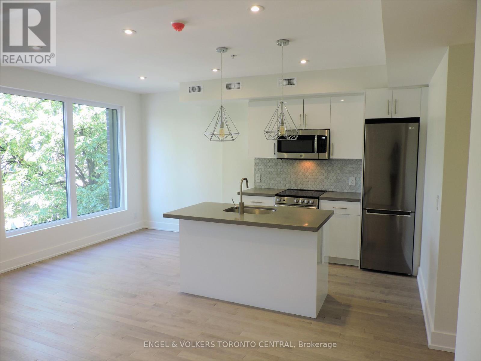 Photo 4 of 4 1557 Bloor Street W, Toronto ON