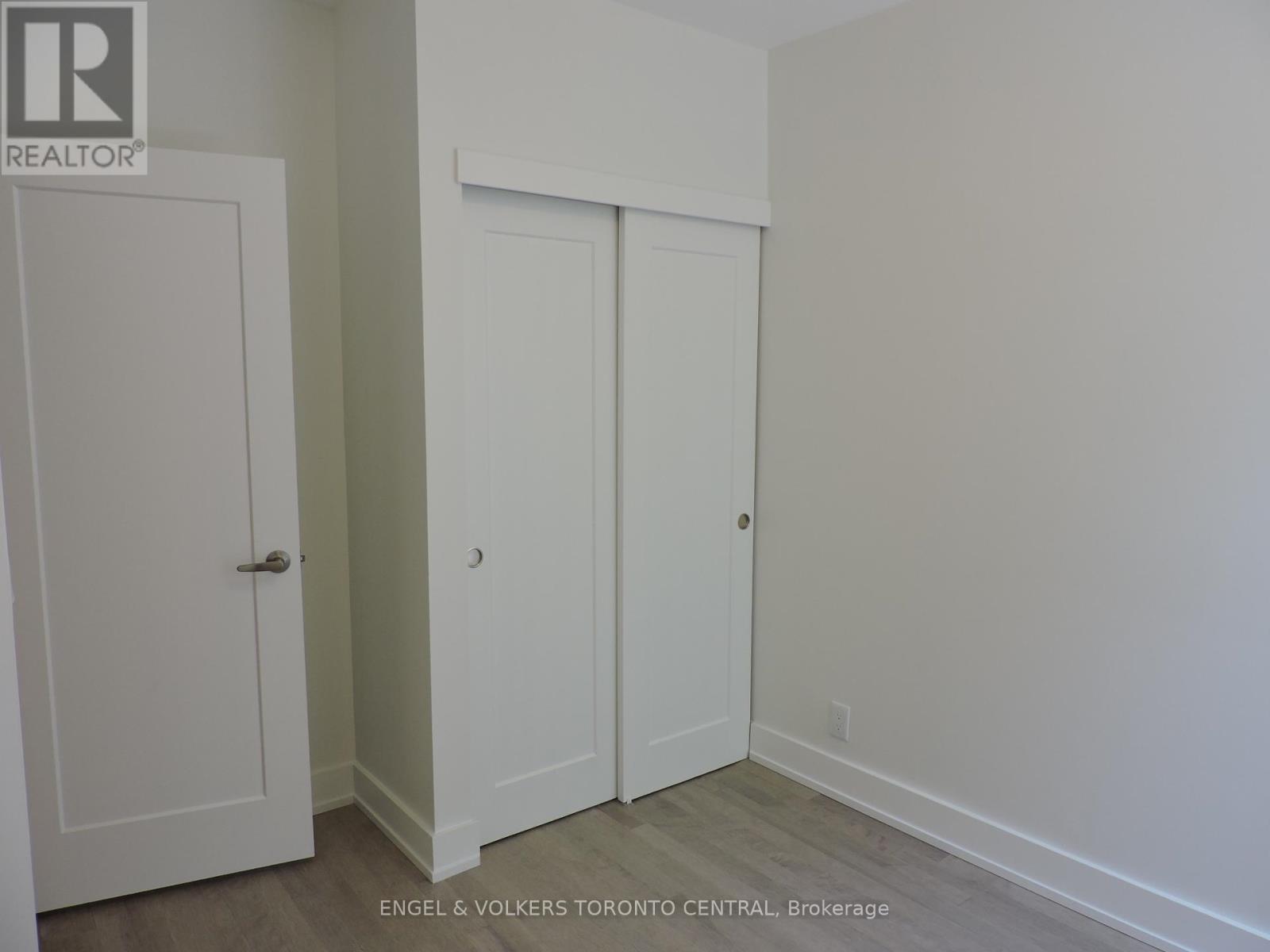 Photo 10 of 4 1557 Bloor Street W, Toronto ON