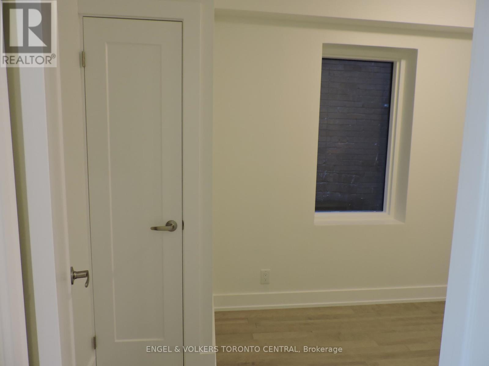 Photo 8 of 4 1557 Bloor Street W, Toronto ON