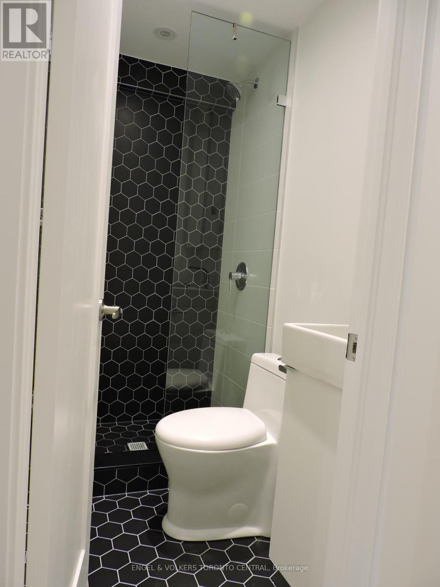 Photo 12 of 4 1557 Bloor Street W, Toronto ON
