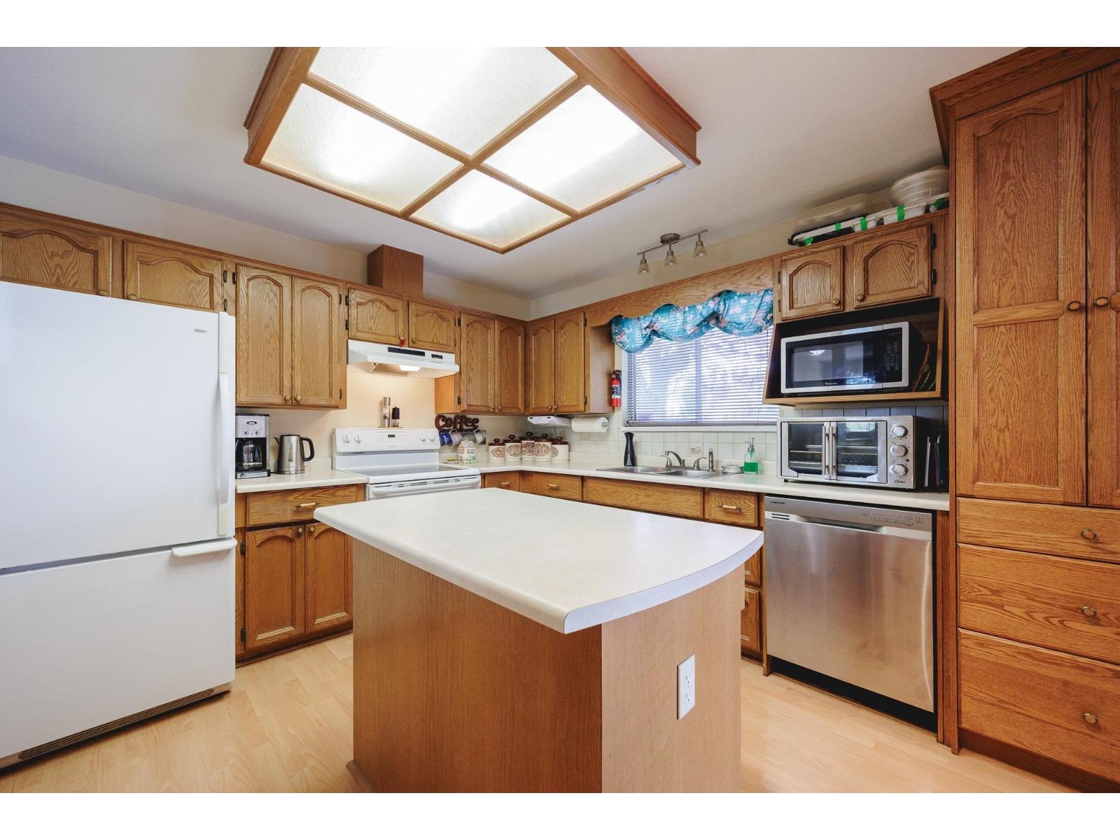 Photo 8 of 17384 61 A Avenue, Surrey BC