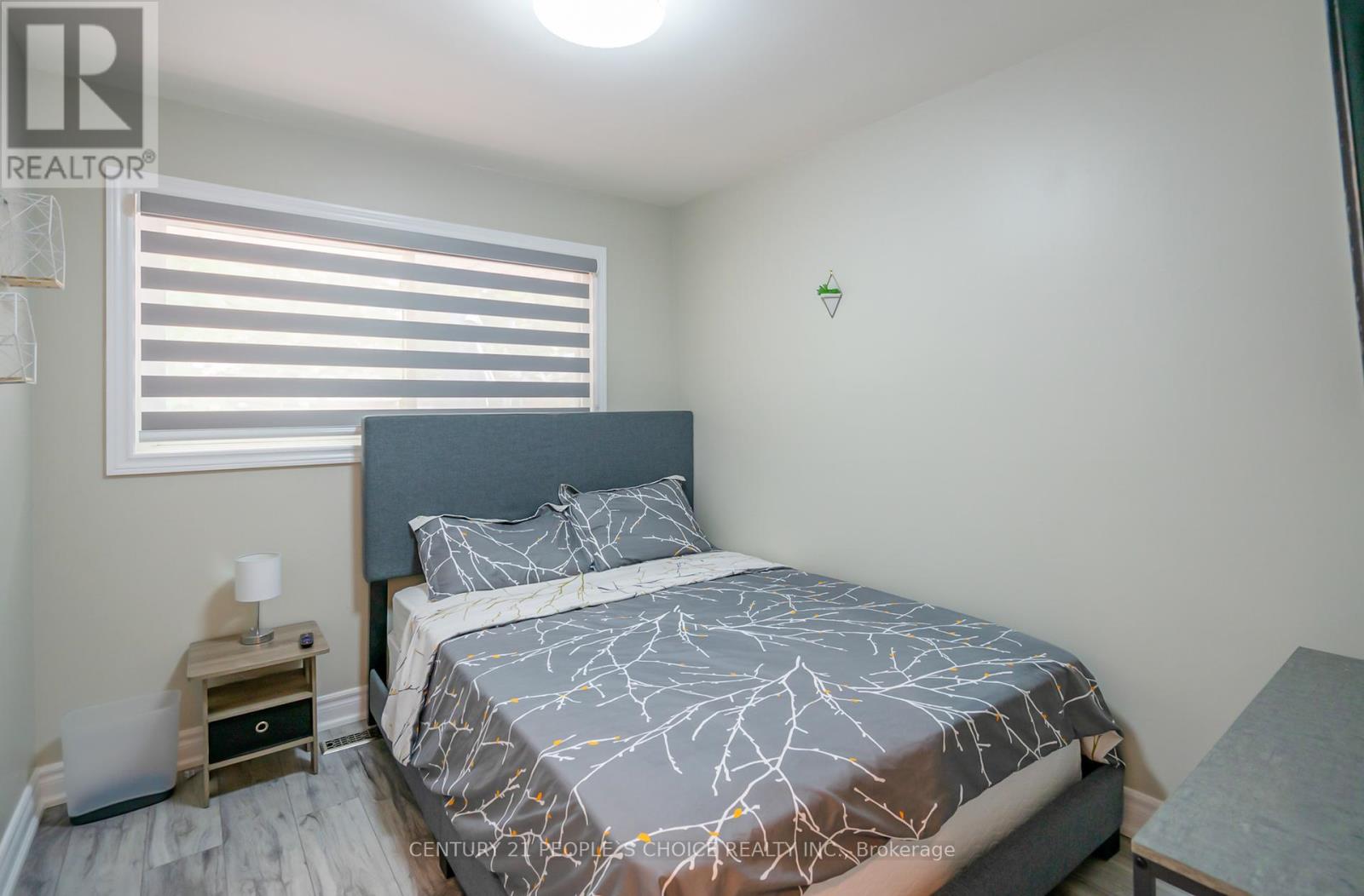 Photo 4 of 45 Chestnut Street W, St Catharines ON