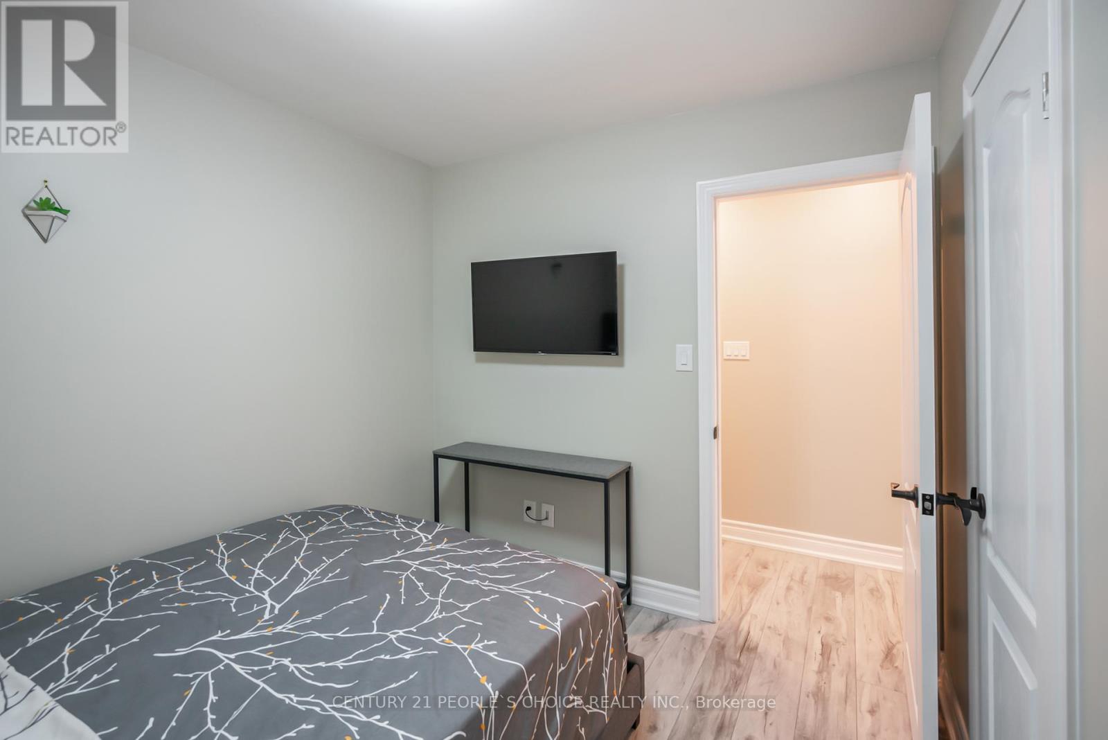 Photo 7 of 45 Chestnut Street W, St Catharines ON