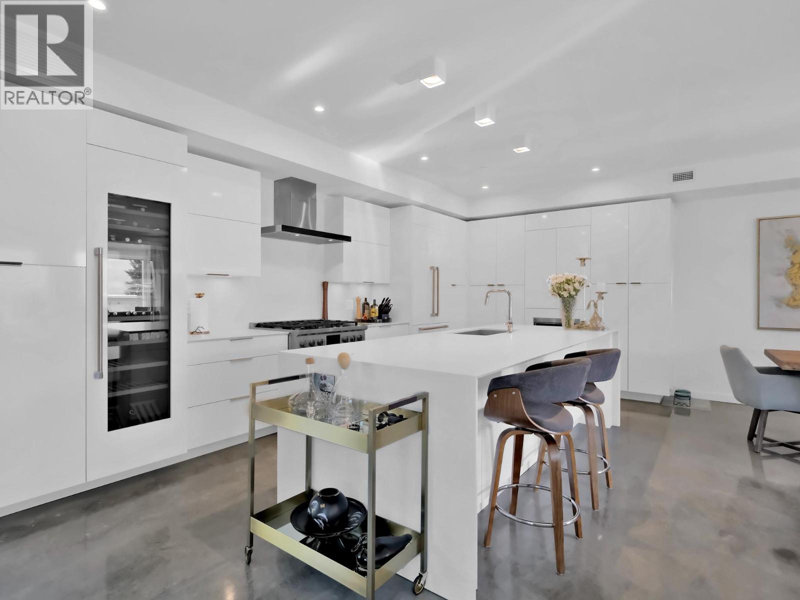 201 4071 Lakeshore Road, Kelowna