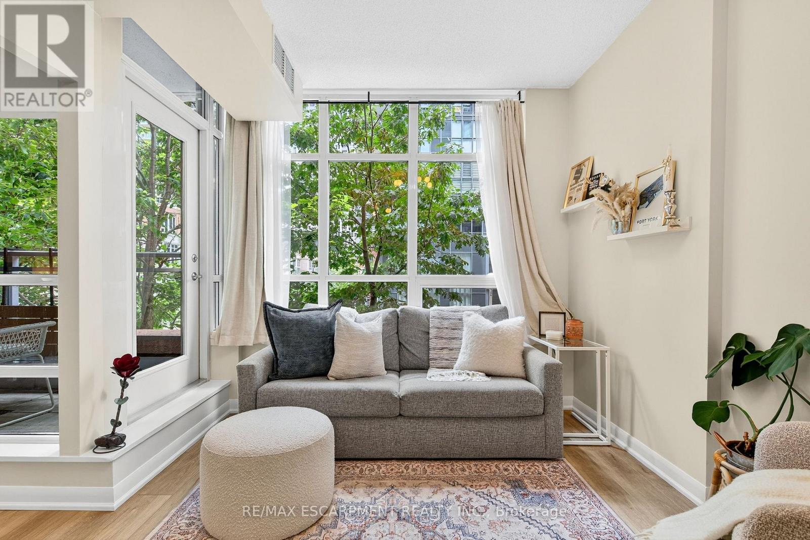 Photo 3 of 212 15 Bruyeres Mews, Toronto ON
