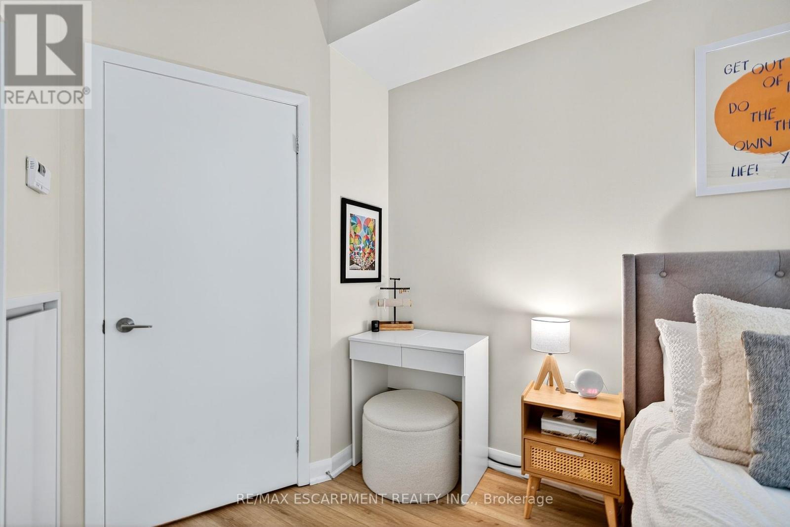 Photo 2 of 212 15 Bruyeres Mews, Toronto ON