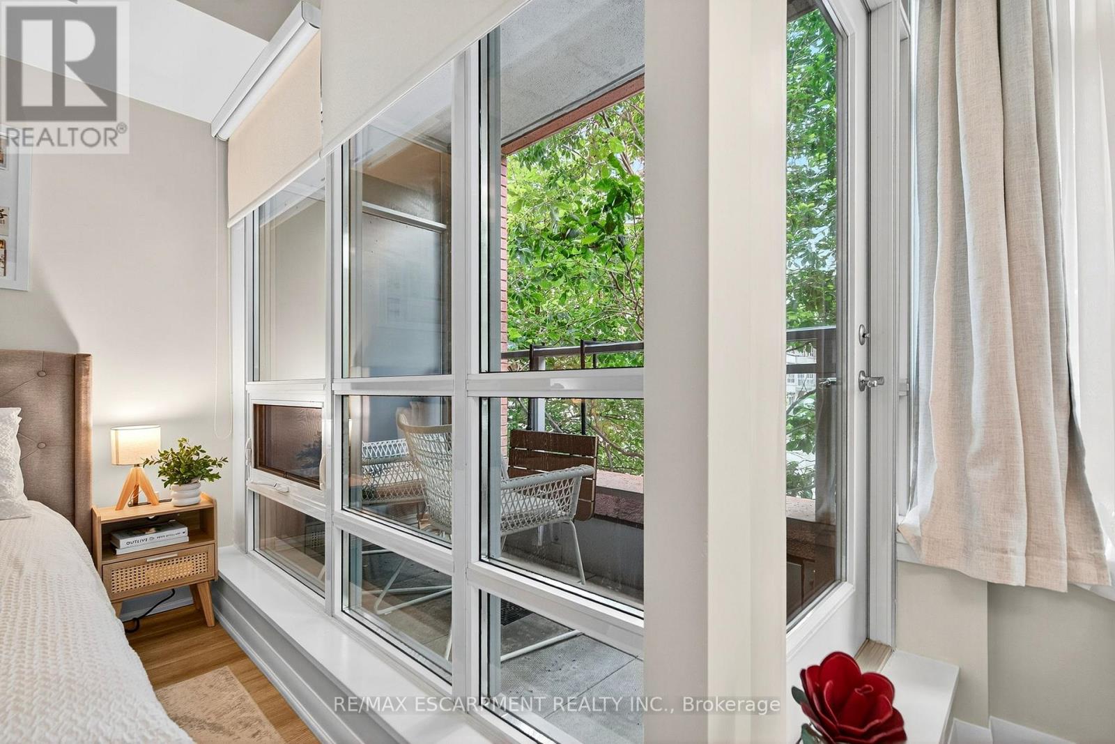 Photo 4 of 212 15 Bruyeres Mews, Toronto ON