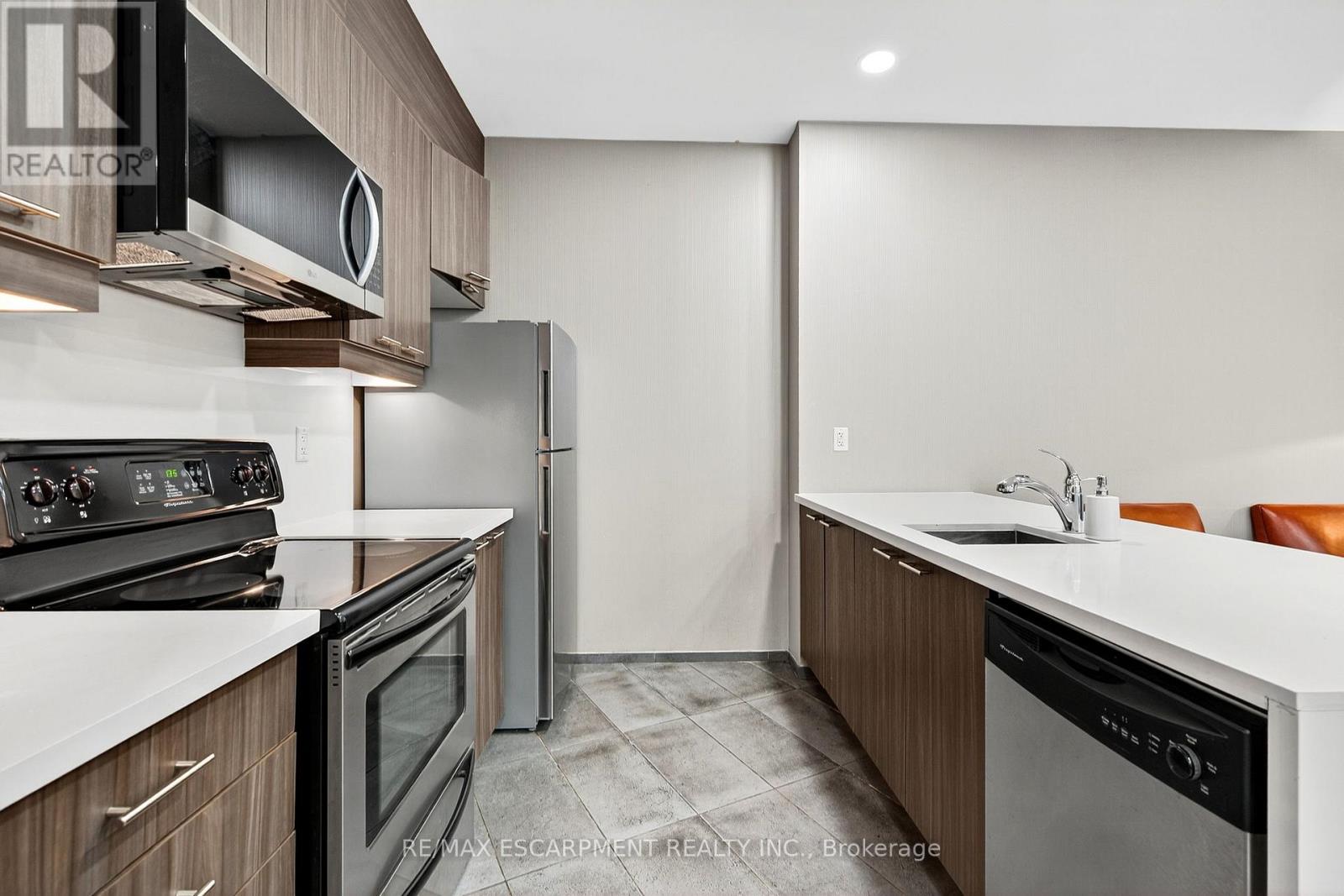 Photo 9 of 212 15 Bruyeres Mews, Toronto ON