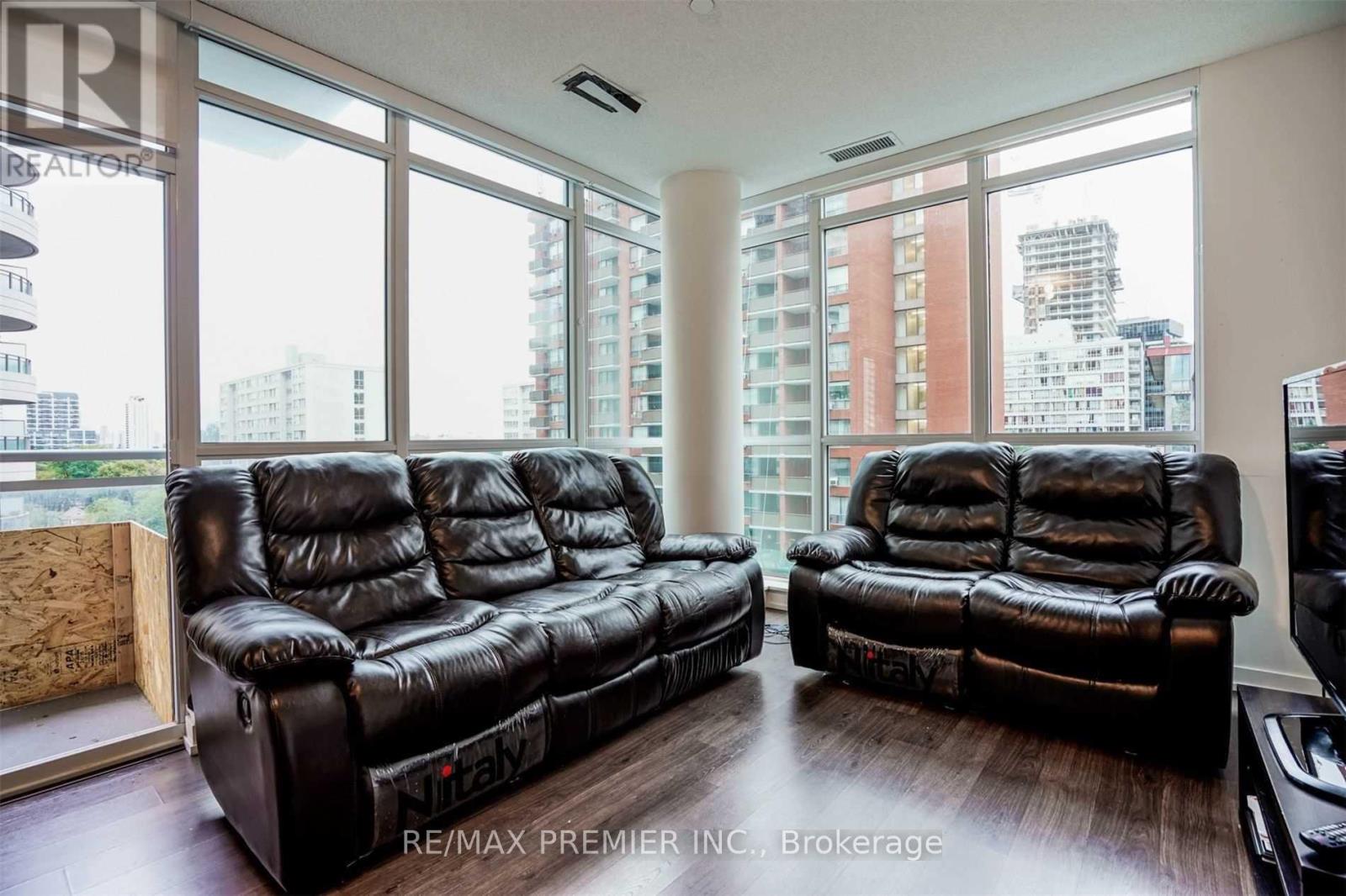 Photo 10 of 636 89 Dunfield Avenue, Toronto ON