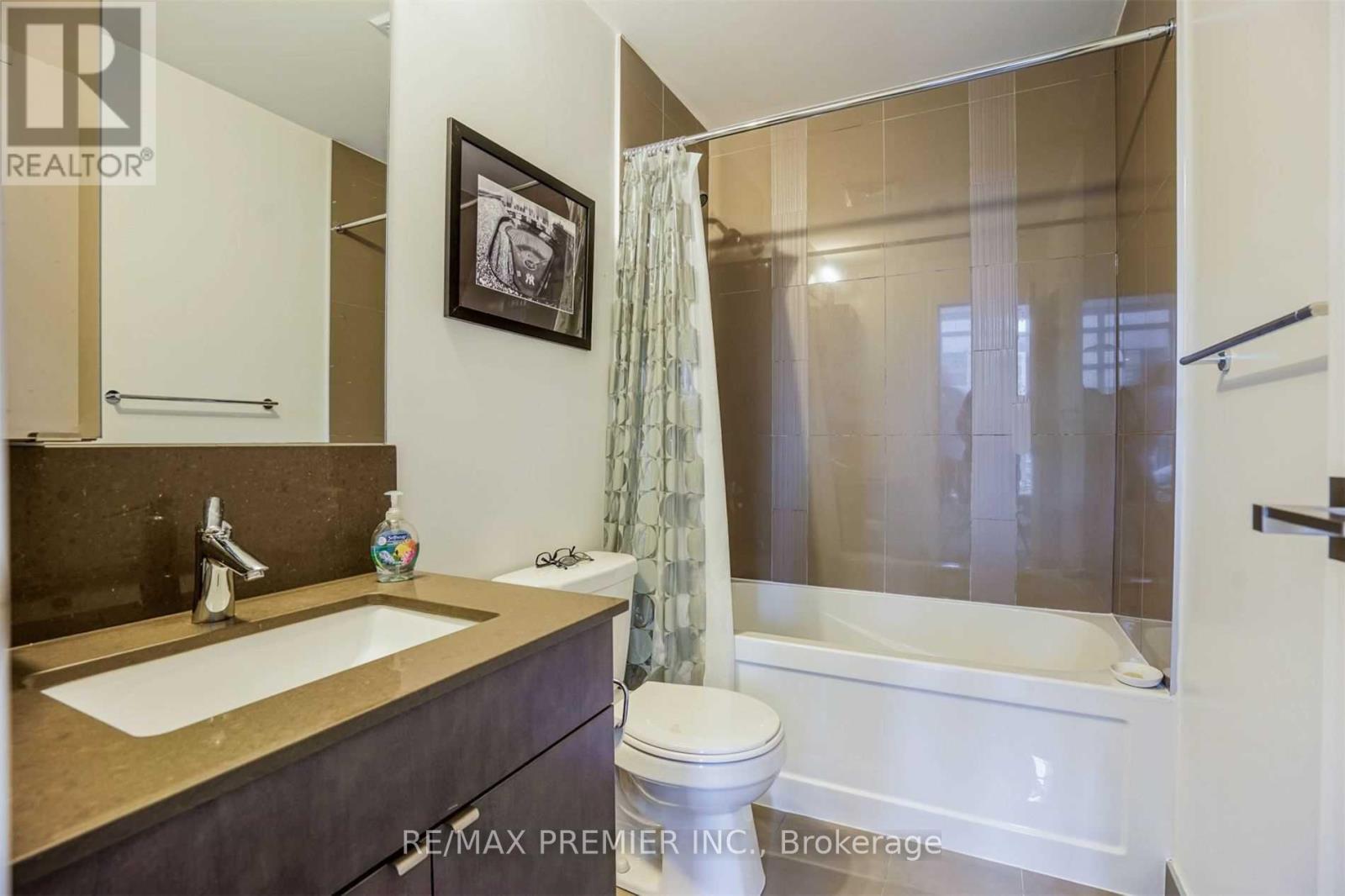 Photo 14 of 636 89 Dunfield Avenue, Toronto ON