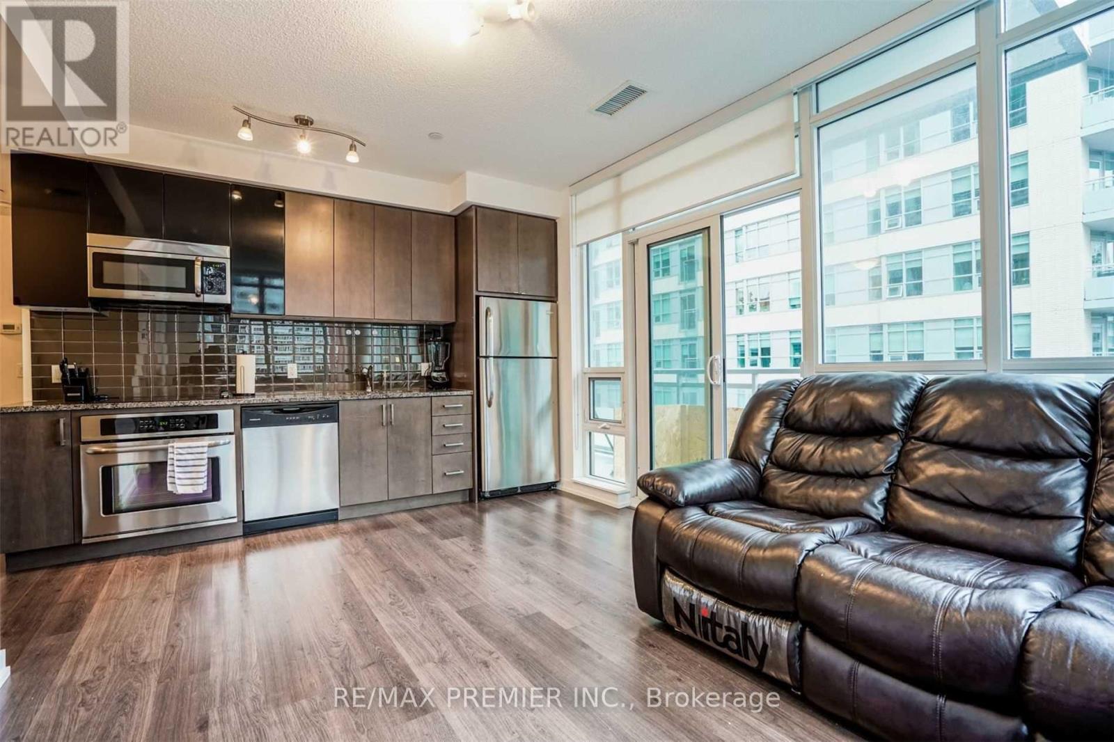 Photo 4 of 636 89 Dunfield Avenue, Toronto ON