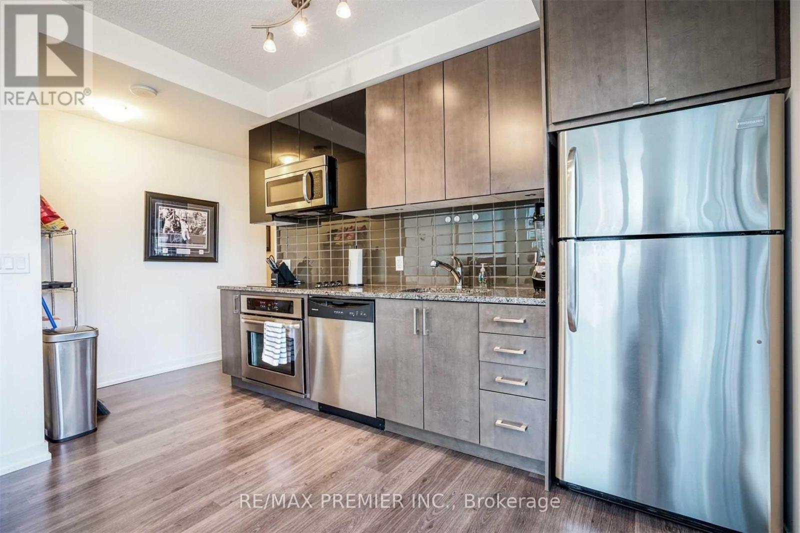 Photo 5 of 636 89 Dunfield Avenue, Toronto ON