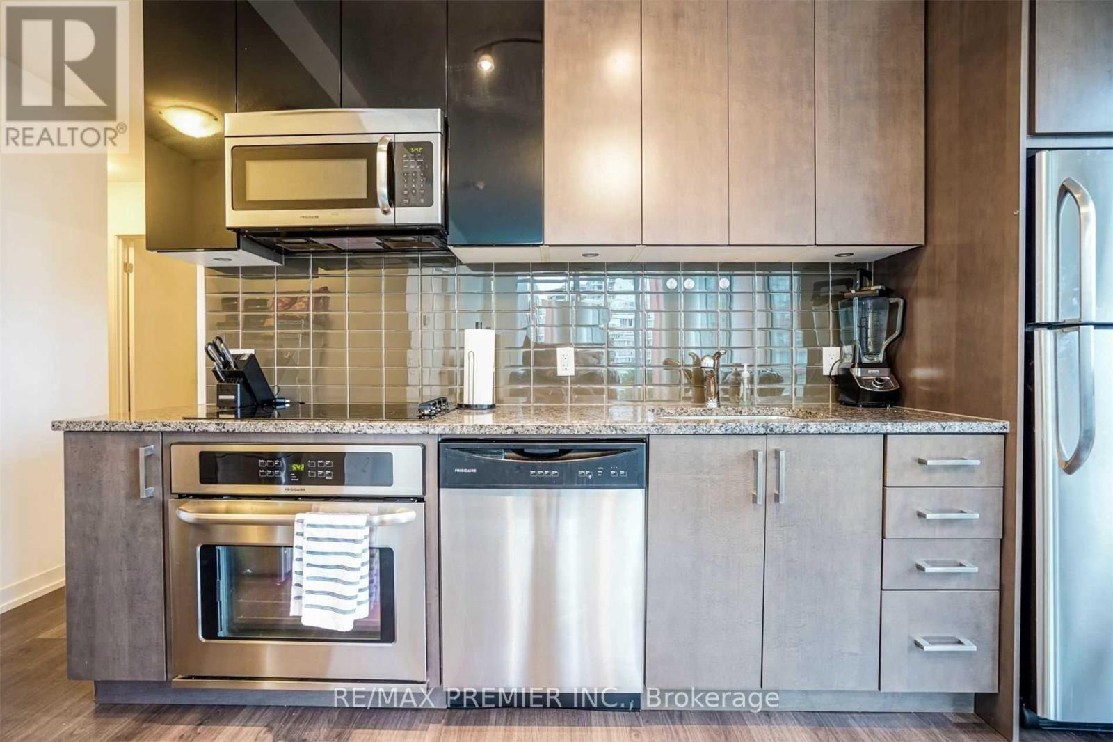 Photo 7 of 636 89 Dunfield Avenue, Toronto ON