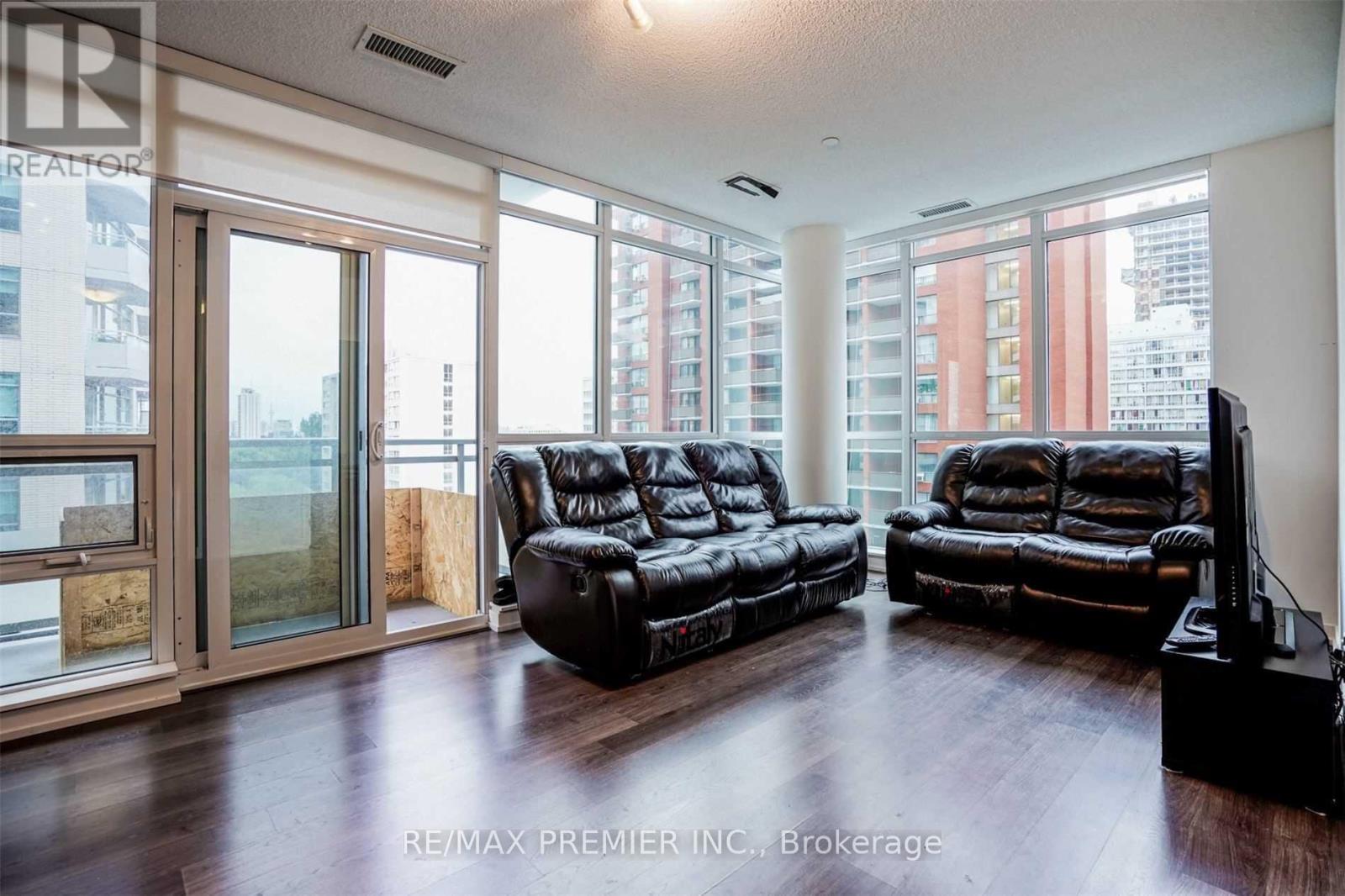 Photo 8 of 636 89 Dunfield Avenue, Toronto ON