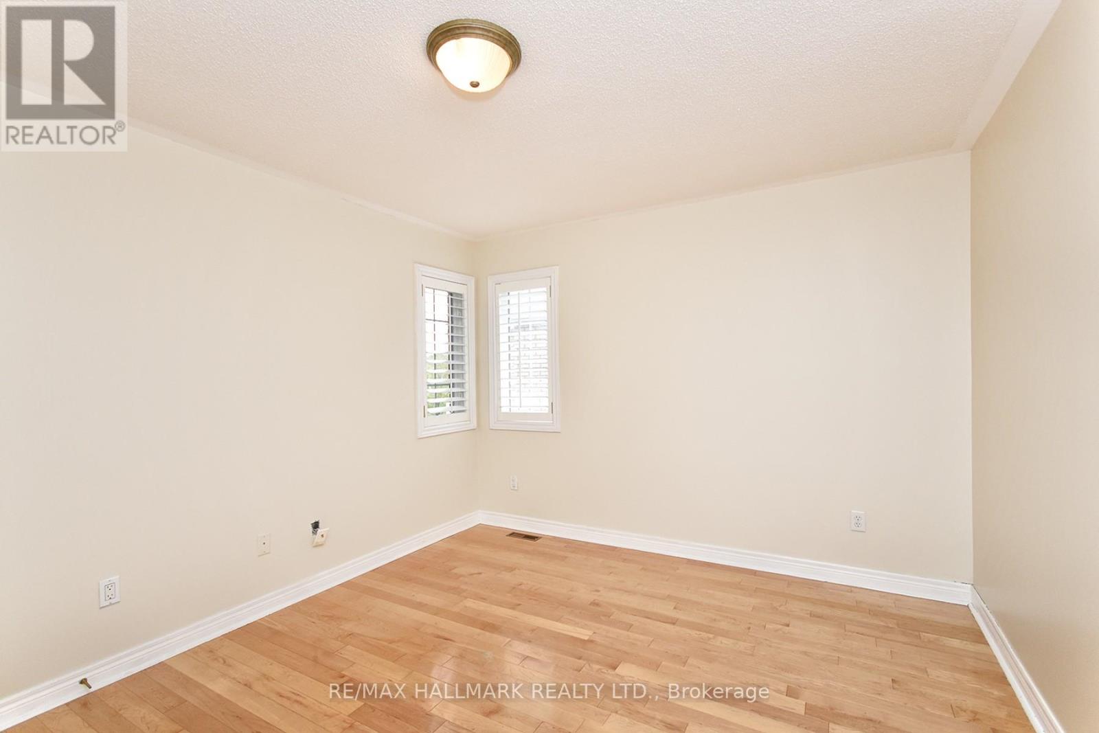 Photo 13 of 129 Deerwood Crescent E, Richmond Hill ON