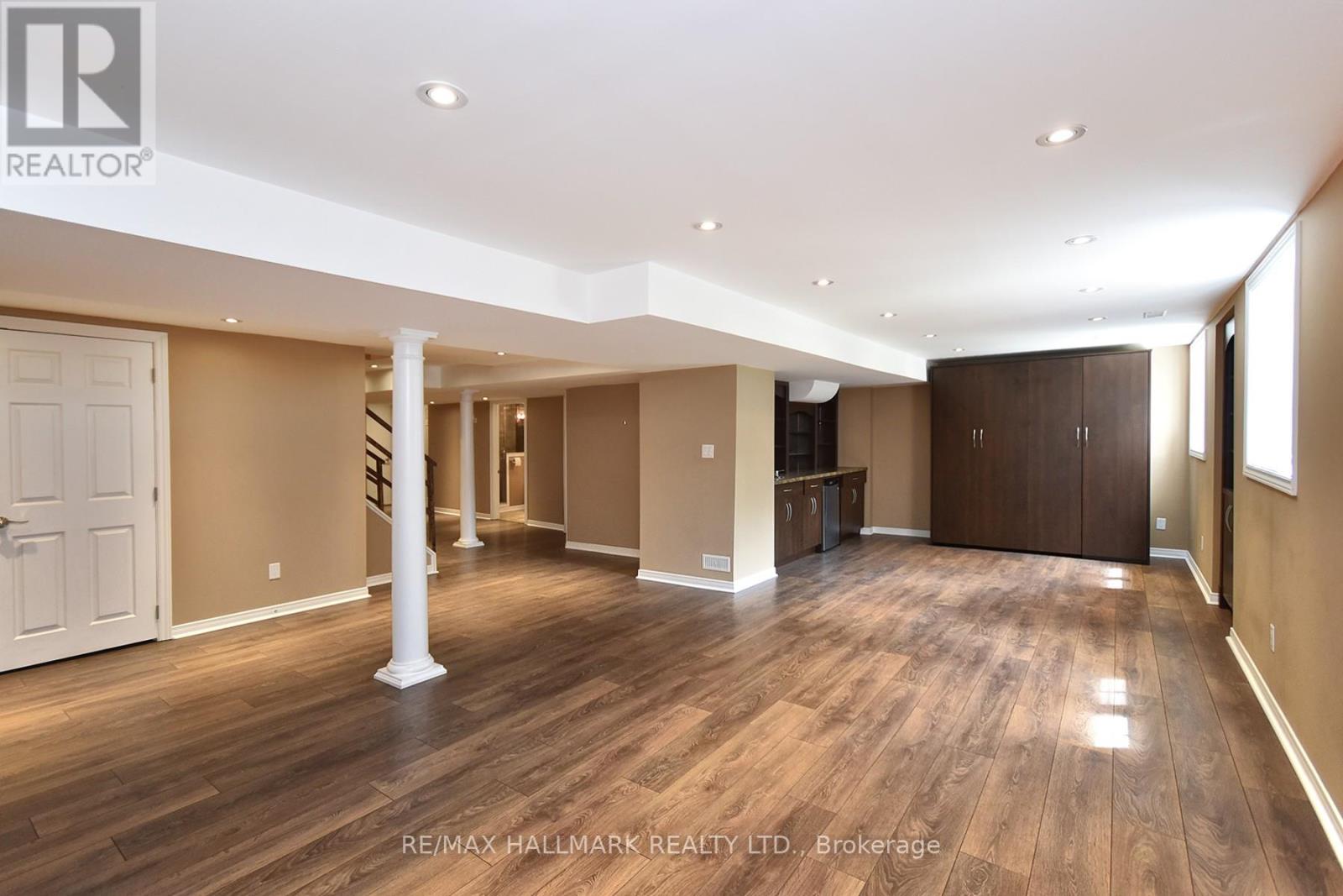 Photo 18 of 129 Deerwood Crescent E, Richmond Hill ON