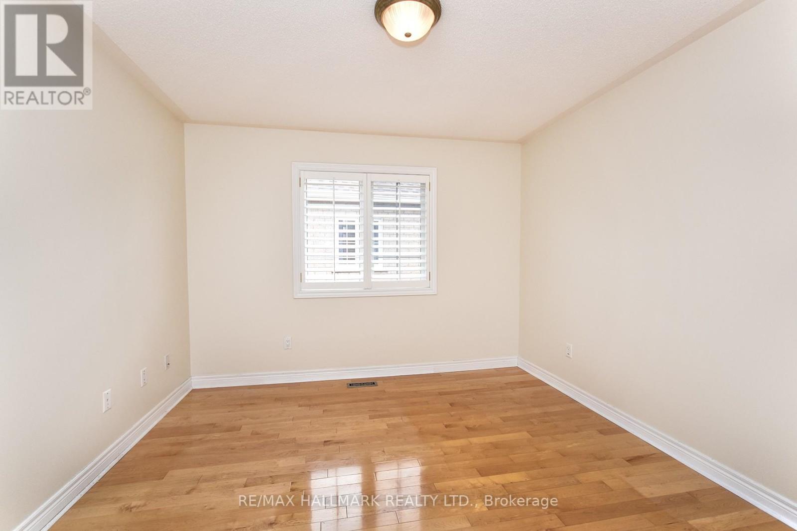 Photo 12 of 129 Deerwood Crescent E, Richmond Hill ON