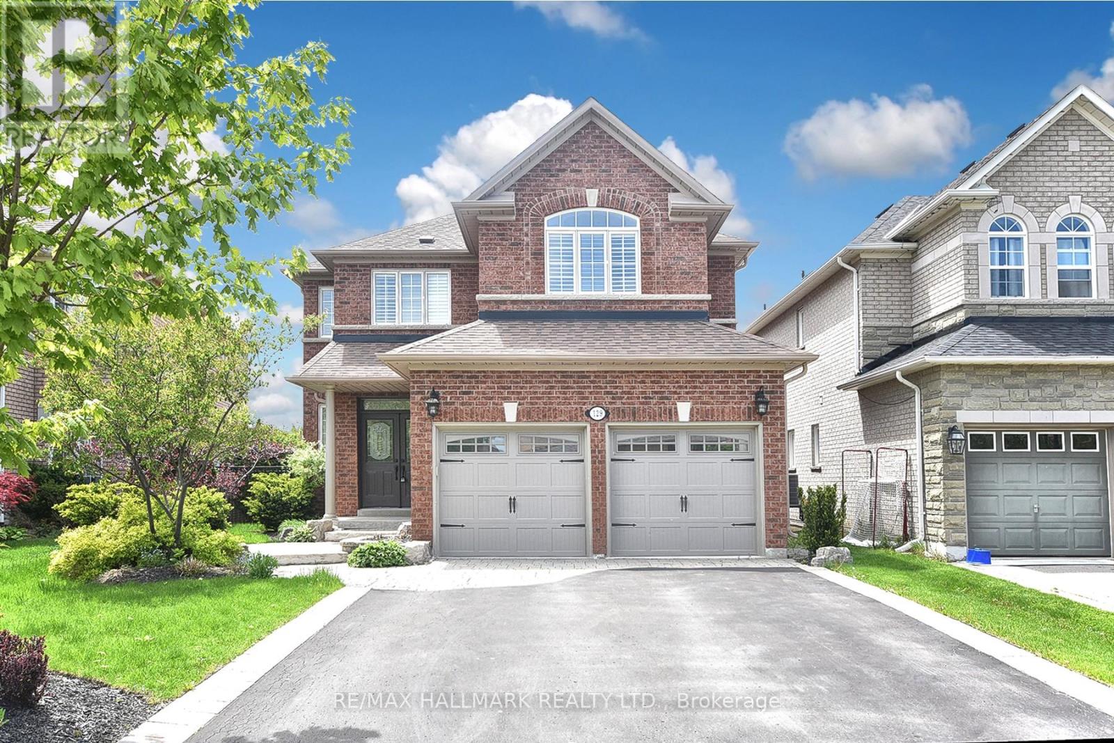 Photo 1 of 129 Deerwood Crescent E, Richmond Hill ON