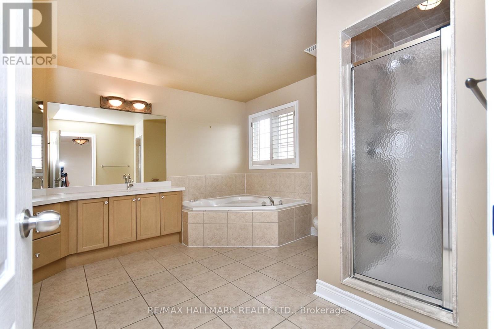Photo 11 of 129 Deerwood Crescent E, Richmond Hill ON