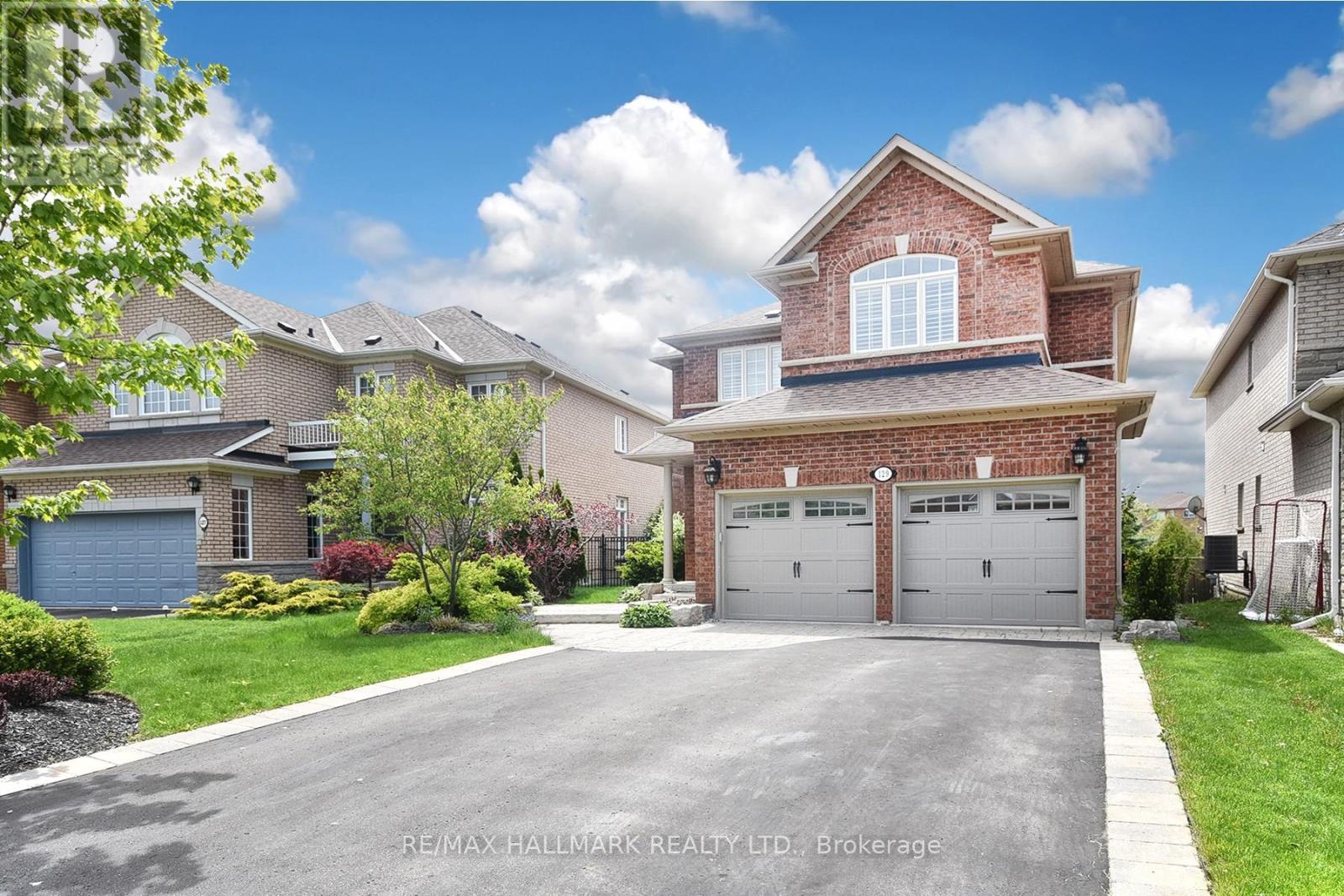 Photo 2 of 129 Deerwood Crescent E, Richmond Hill ON