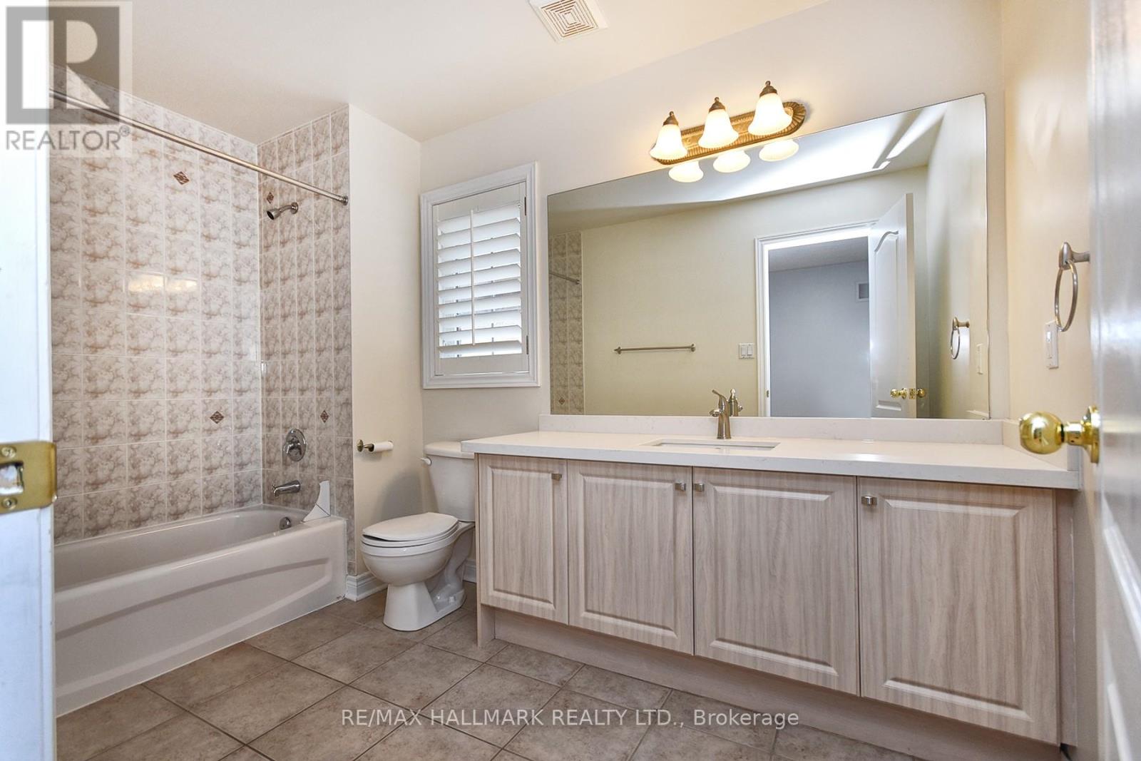 Photo 16 of 129 Deerwood Crescent E, Richmond Hill ON
