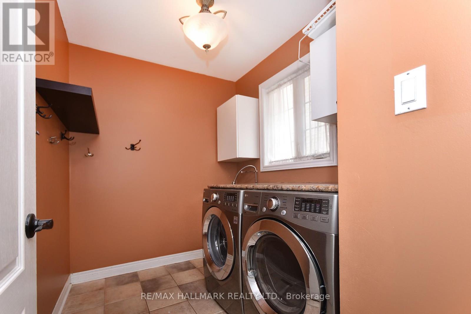 Photo 17 of 129 Deerwood Crescent E, Richmond Hill ON