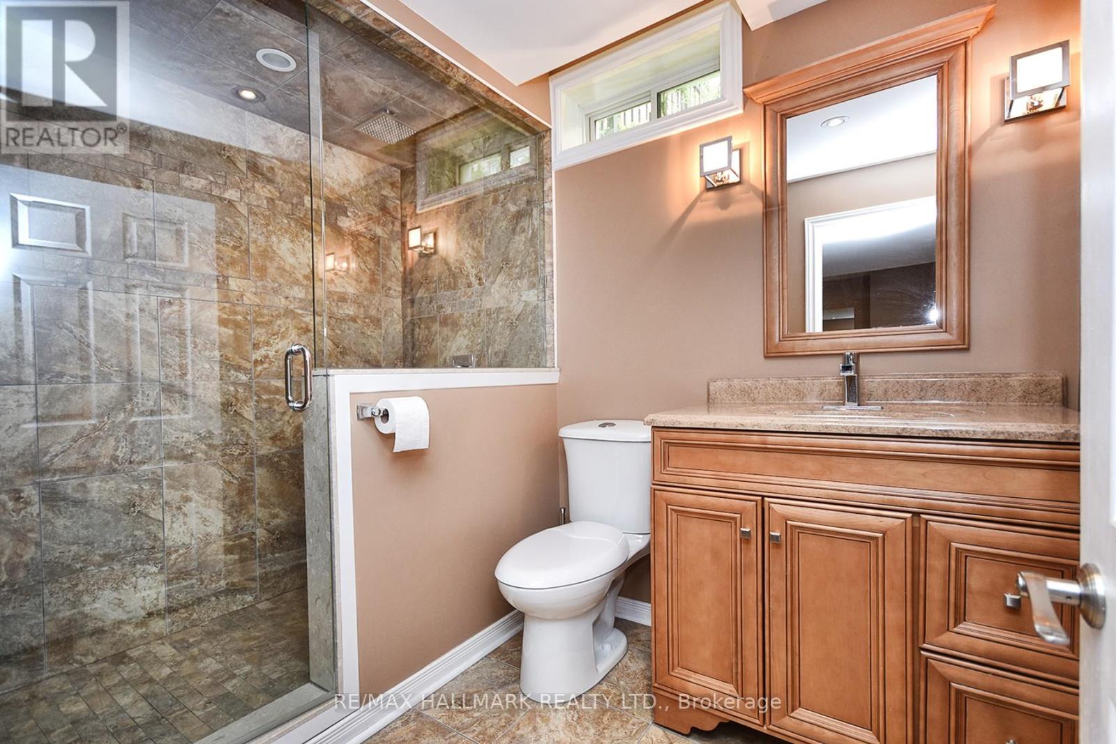 Photo 20 of 129 Deerwood Crescent E, Richmond Hill ON