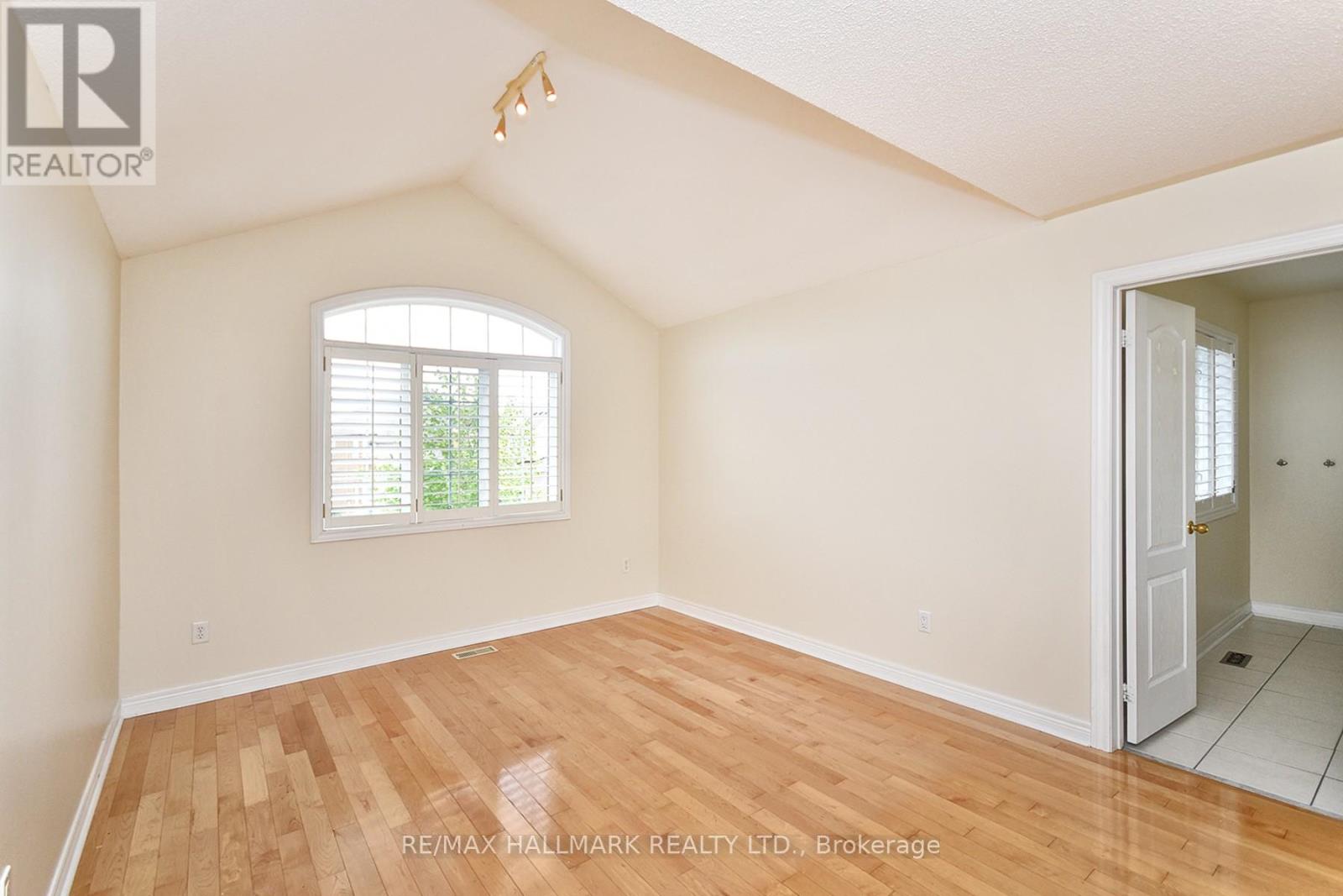 Photo 14 of 129 Deerwood Crescent E, Richmond Hill ON