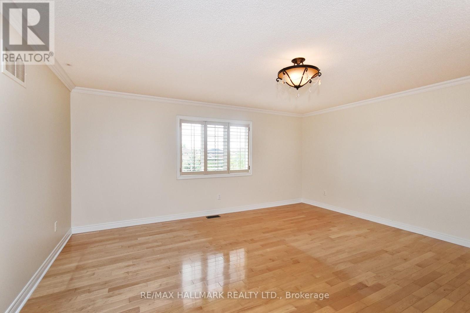 Photo 10 of 129 Deerwood Crescent E, Richmond Hill ON