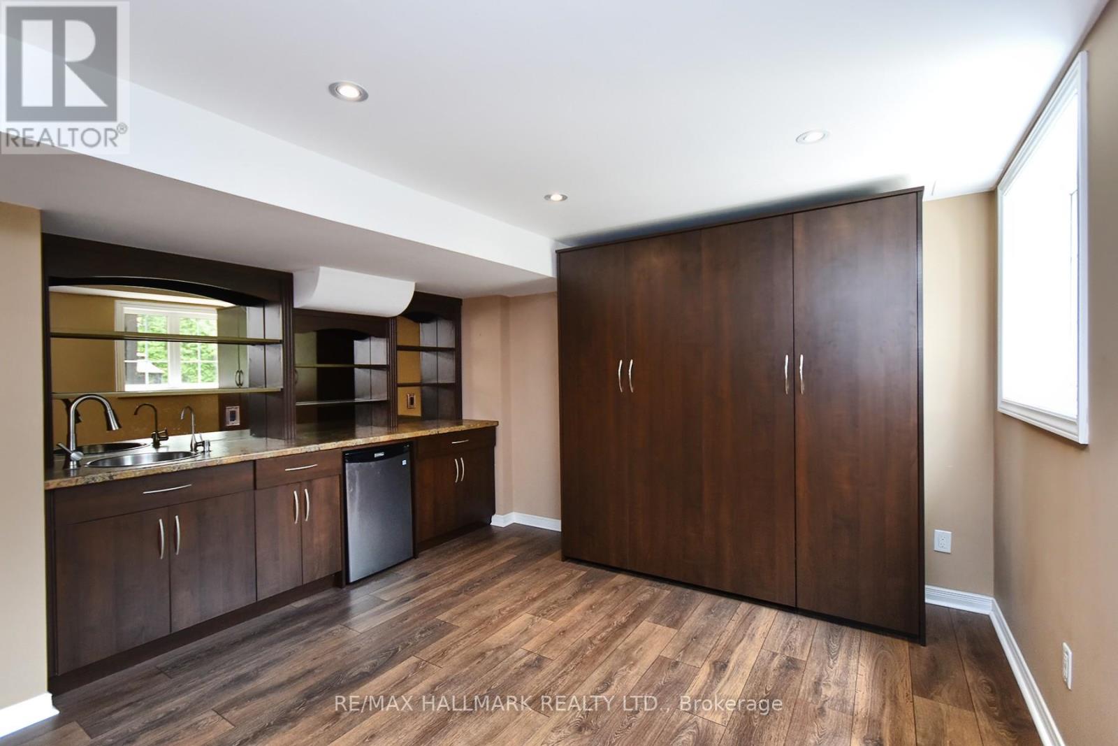 Photo 19 of 129 Deerwood Crescent E, Richmond Hill ON