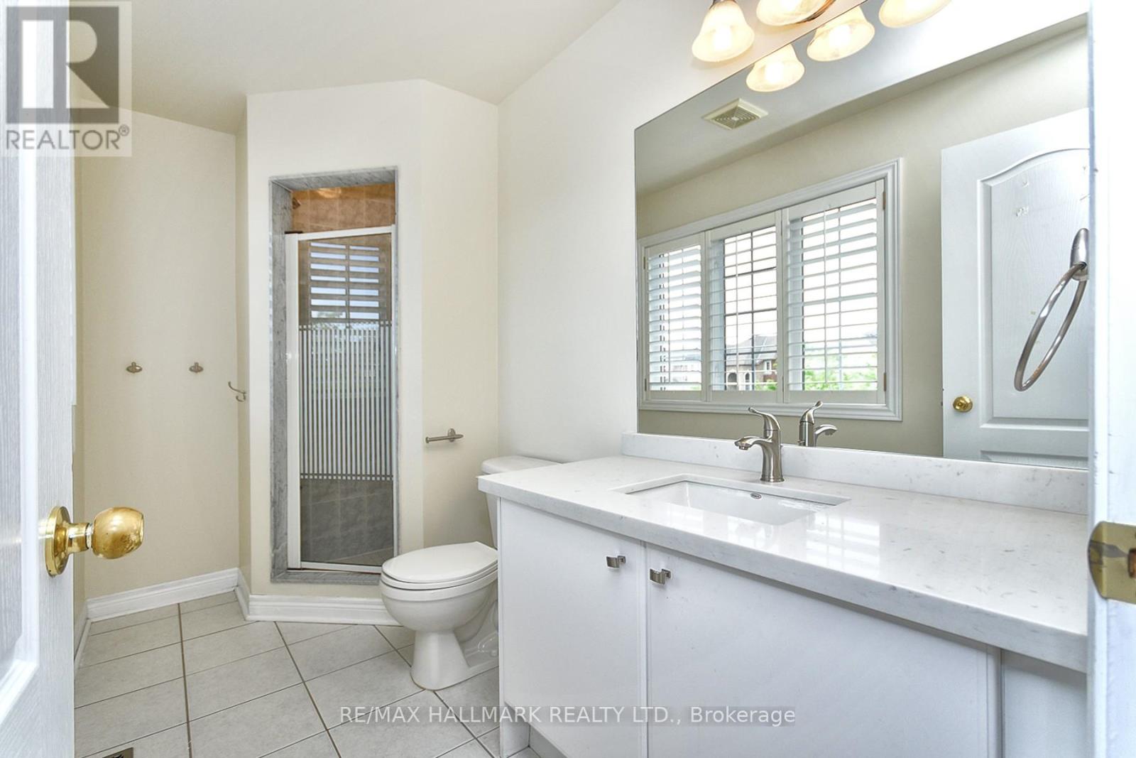 Photo 15 of 129 Deerwood Crescent E, Richmond Hill ON