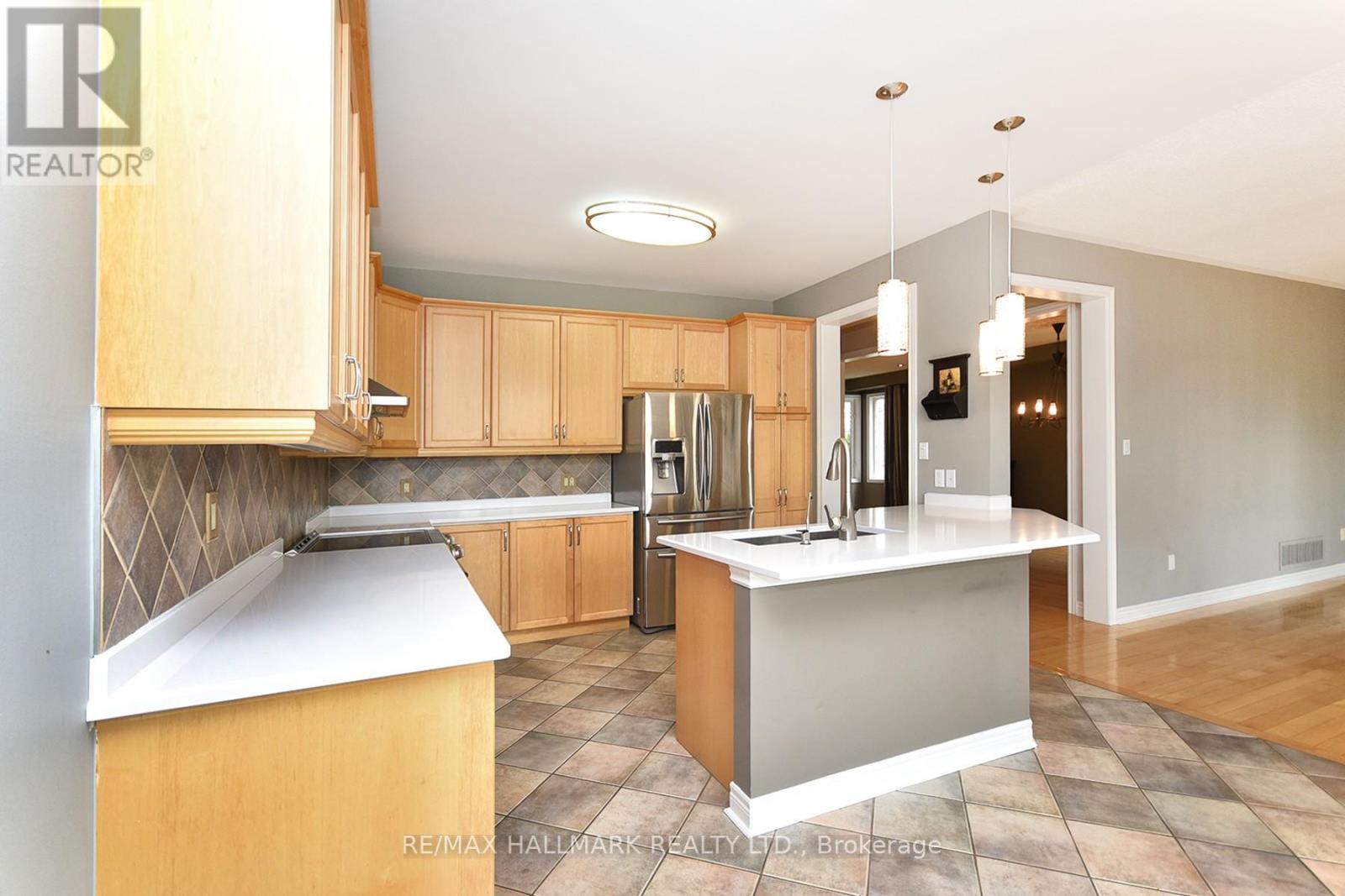 Photo 6 of 129 Deerwood Crescent E, Richmond Hill ON