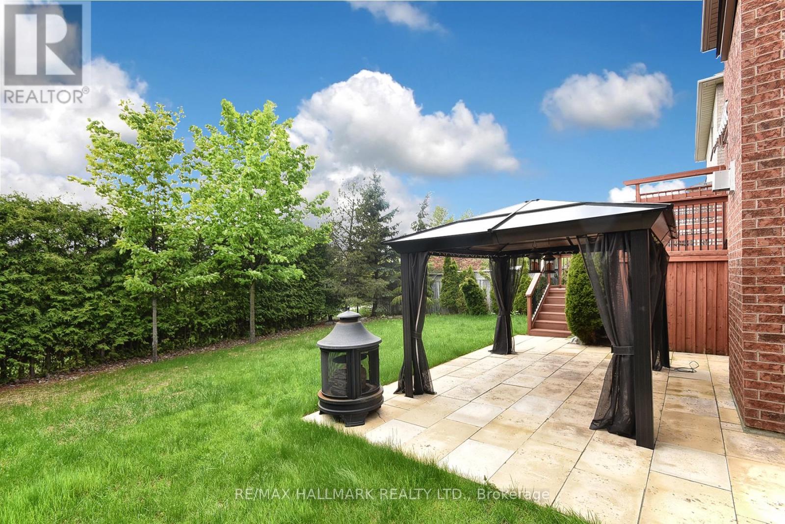 Photo 22 of 129 Deerwood Crescent E, Richmond Hill ON