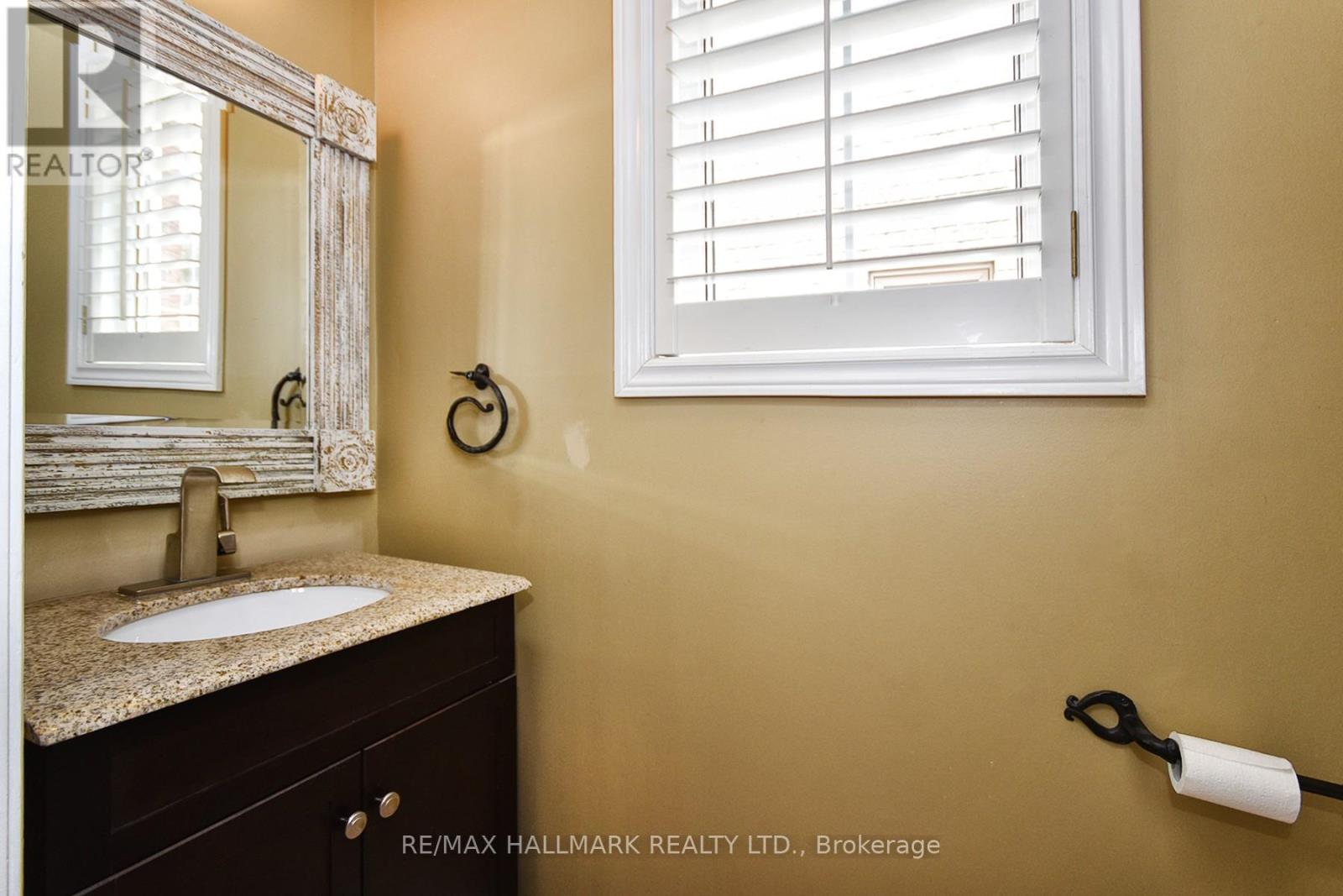 Photo 8 of 129 Deerwood Crescent E, Richmond Hill ON