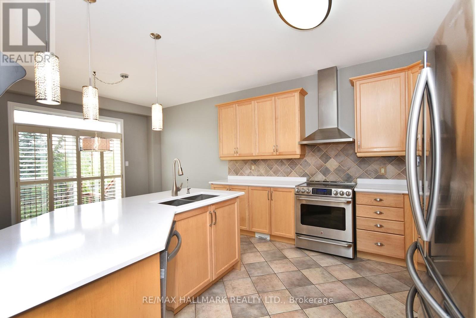 Photo 5 of 129 Deerwood Crescent E, Richmond Hill ON