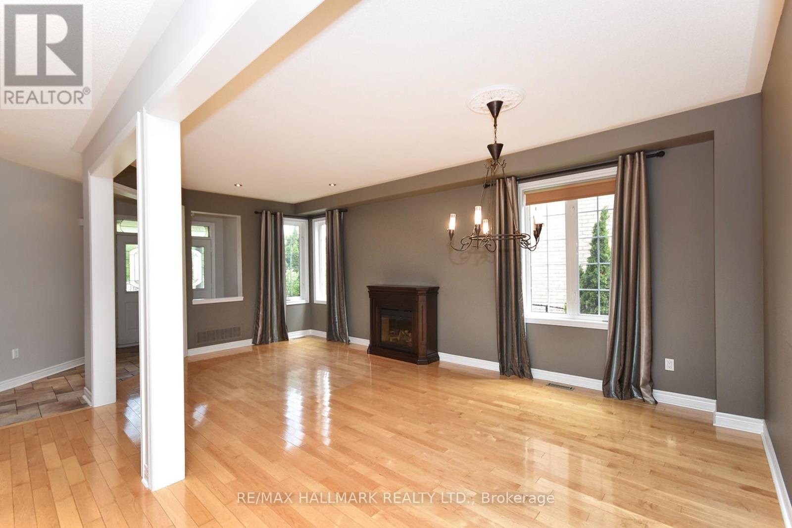 Photo 3 of 129 Deerwood Crescent E, Richmond Hill ON