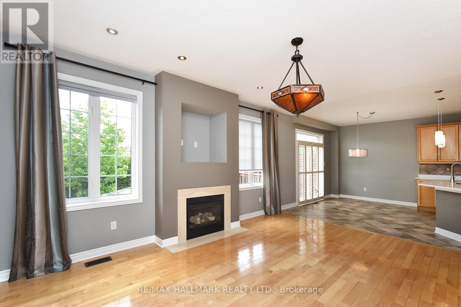 Photo 7 of 129 Deerwood Crescent E, Richmond Hill ON