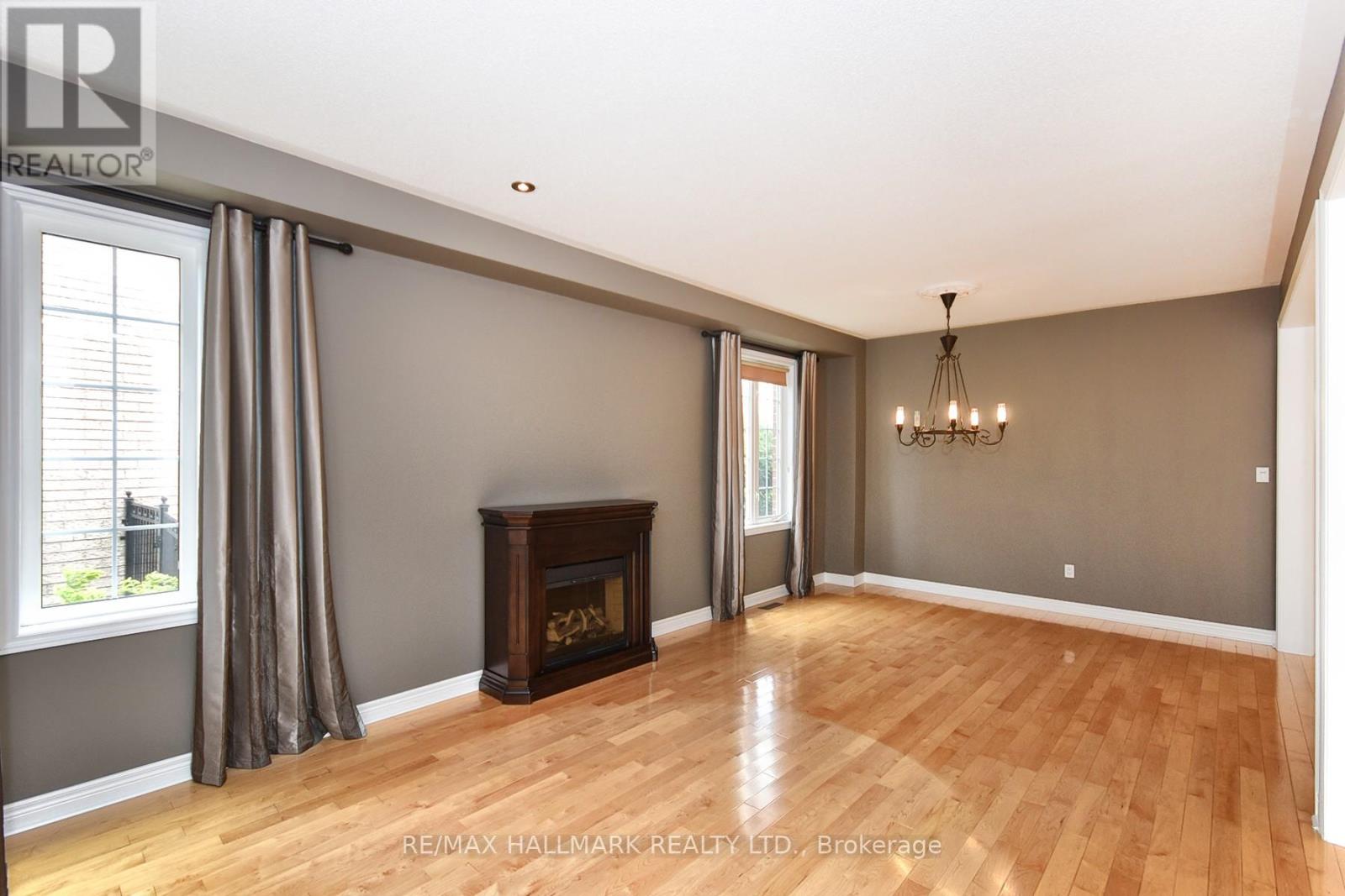 Photo 4 of 129 Deerwood Crescent E, Richmond Hill ON