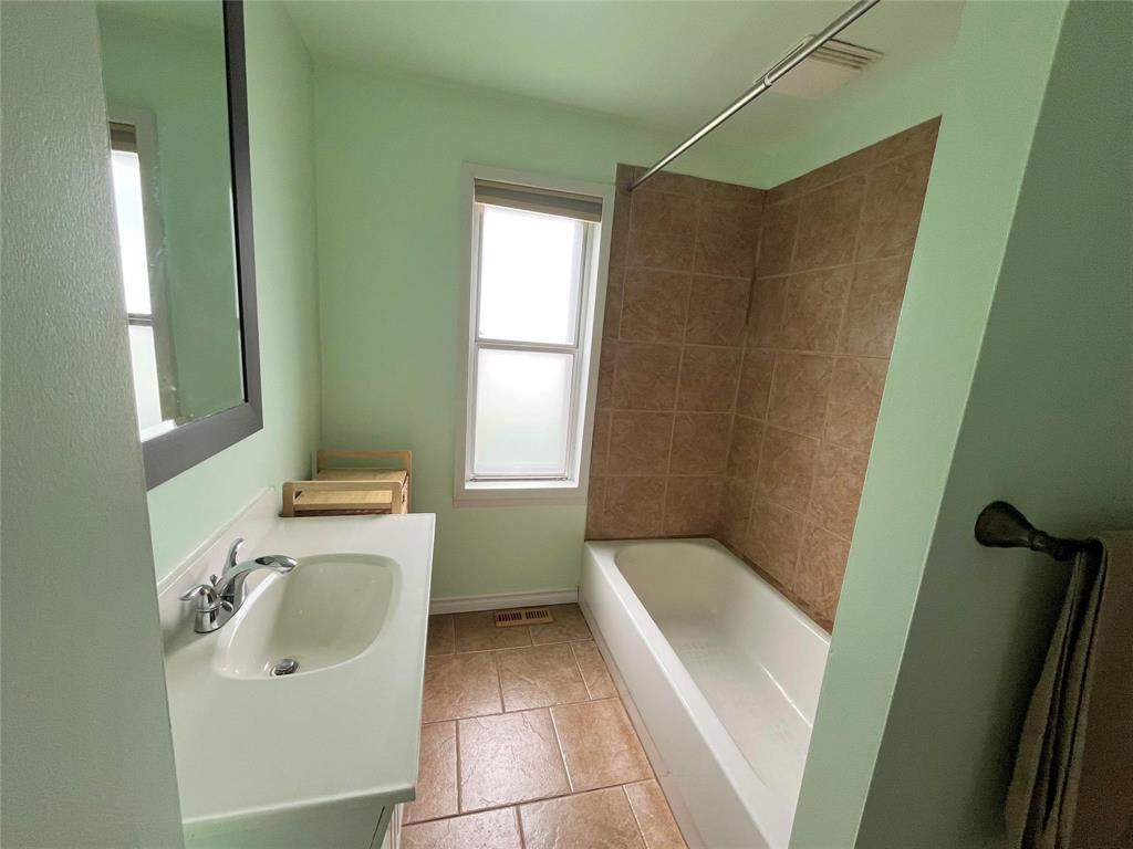 Photo 11 of 18 Ellesmere Avenue, Winnipeg MB
