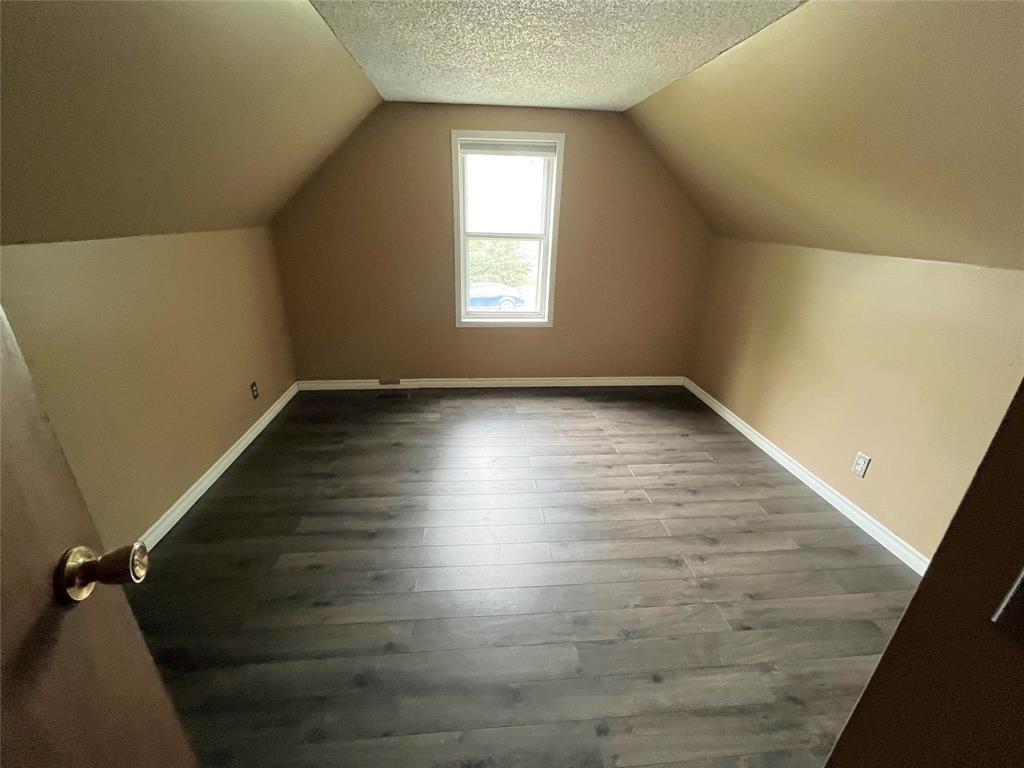 Photo 13 of 18 Ellesmere Avenue, Winnipeg MB