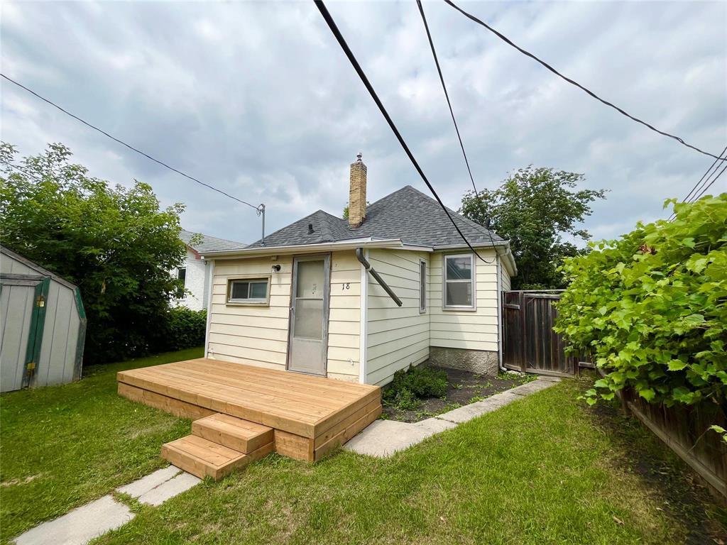 Photo 3 of 18 Ellesmere Avenue, Winnipeg MB
