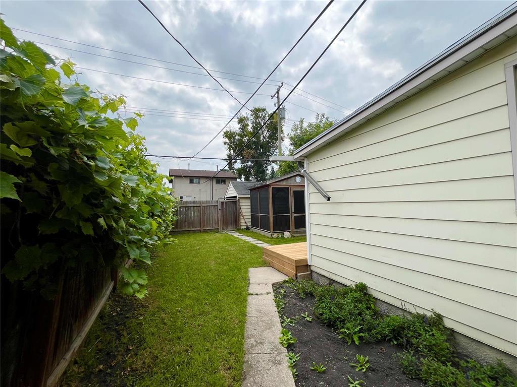 Photo 23 of 18 Ellesmere Avenue, Winnipeg MB