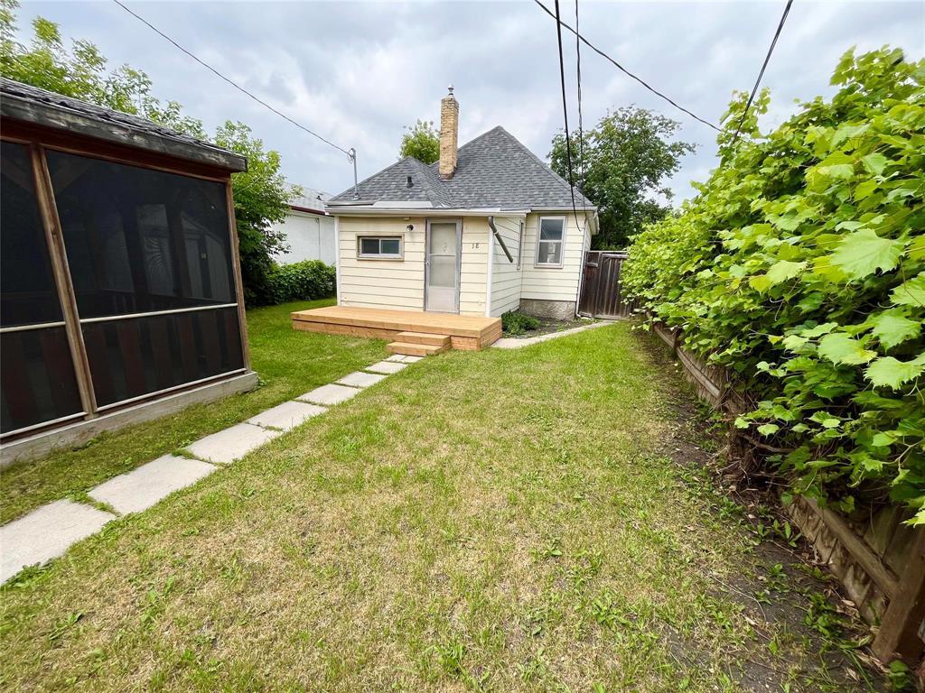 Photo 28 of 18 Ellesmere Avenue, Winnipeg MB
