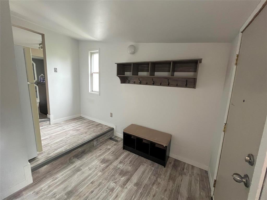 Photo 5 of 18 Ellesmere Avenue, Winnipeg MB