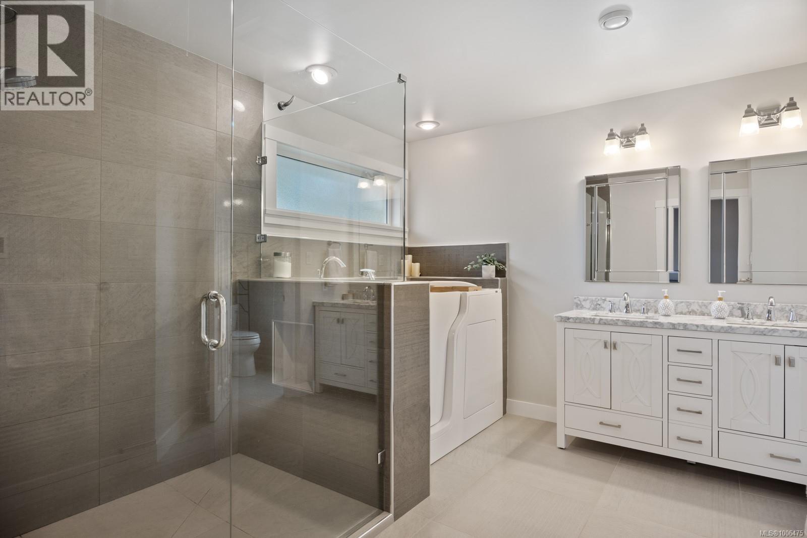 Photo 3 of 955 Royal Dornoch Dr, Qualicum Beach BC