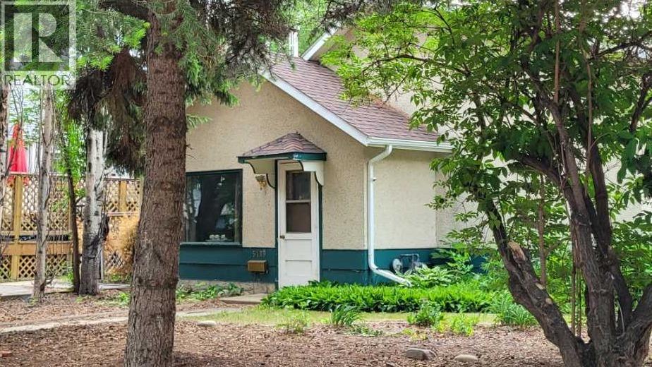 5489 51 Avenue, Lacombe