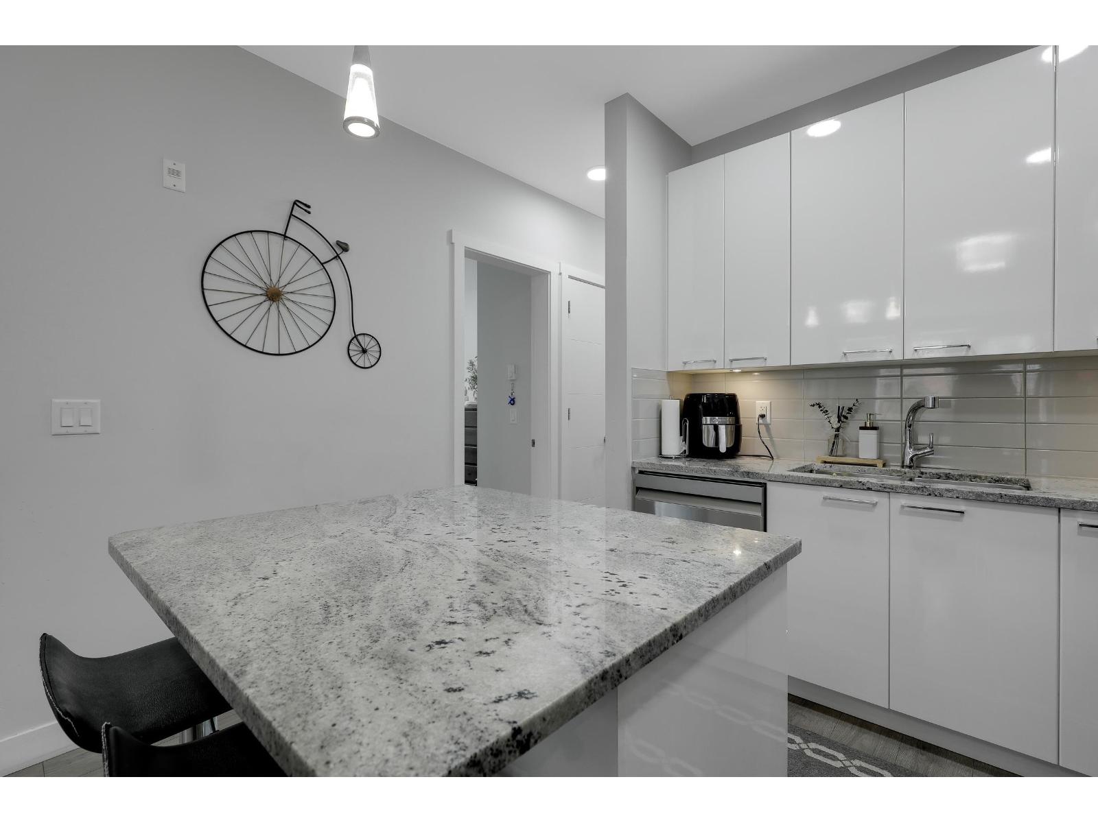 Photo 4 of 201 19940 Brydon Crescent, Langley BC