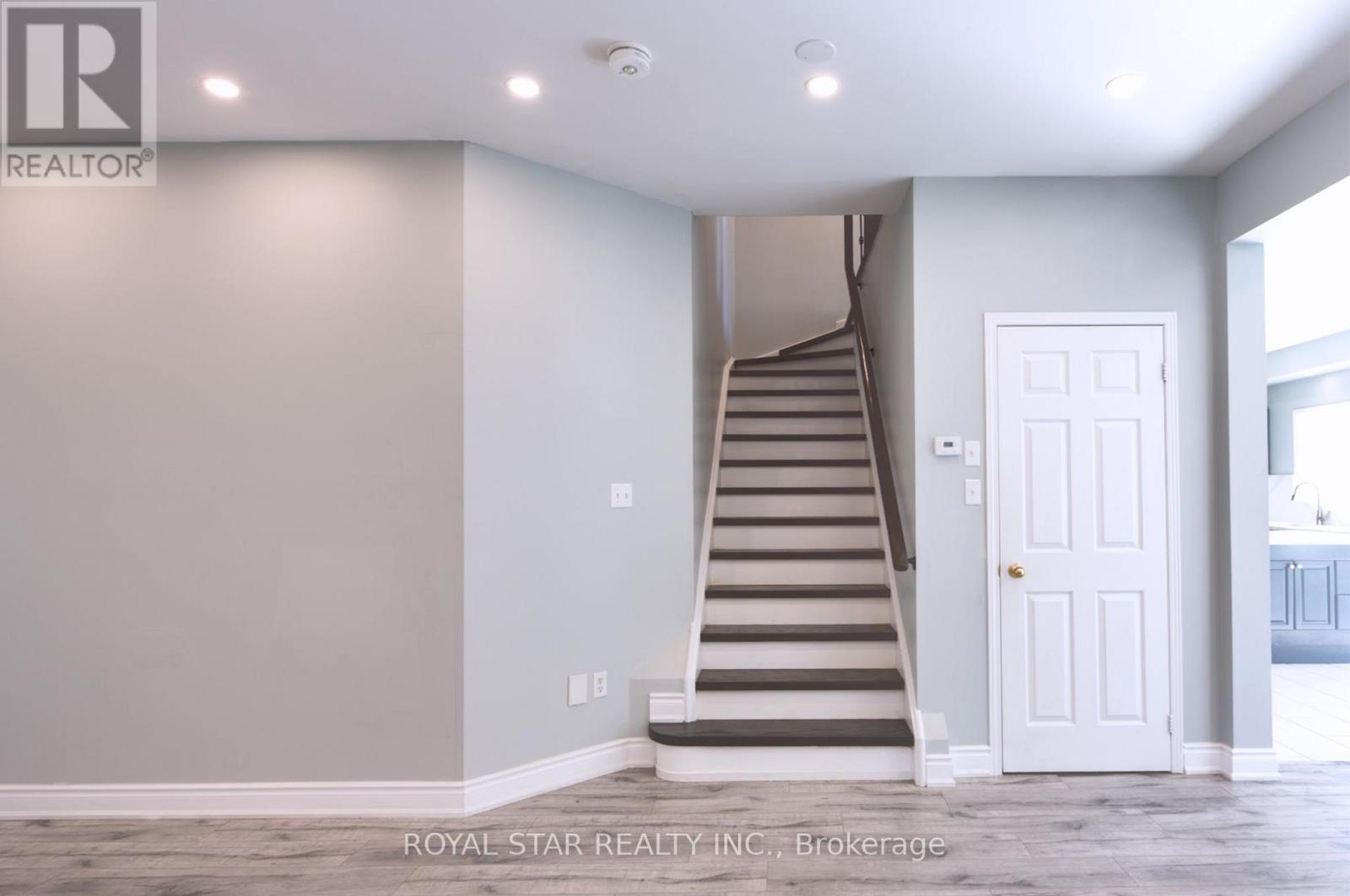 Photo 3 of Upper 15 Masters Green Crescent, Brampton ON